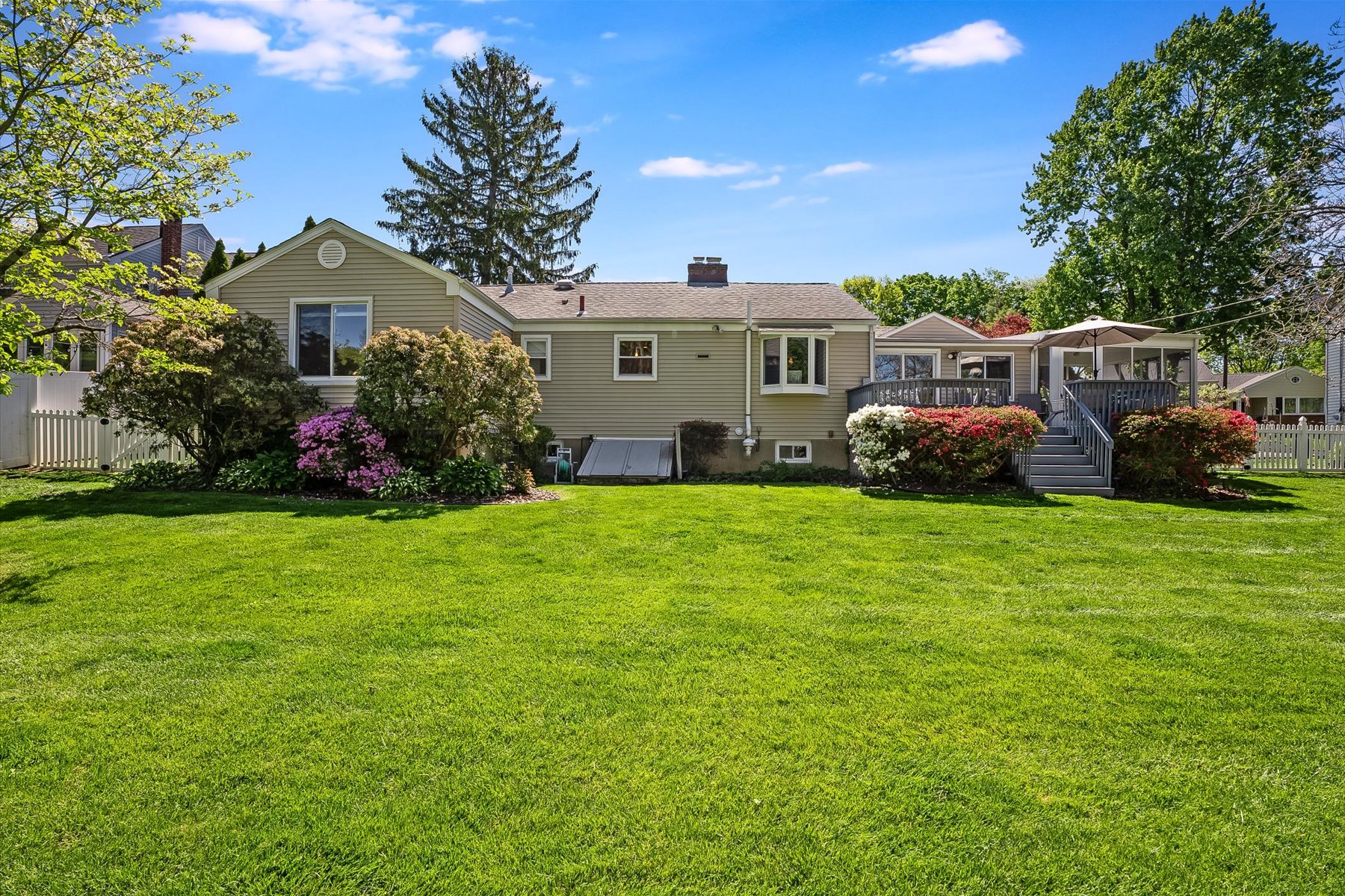  Easy One Floor Ranch Style Home with Vibrant and Perfectly Manicured Property - 物件實景