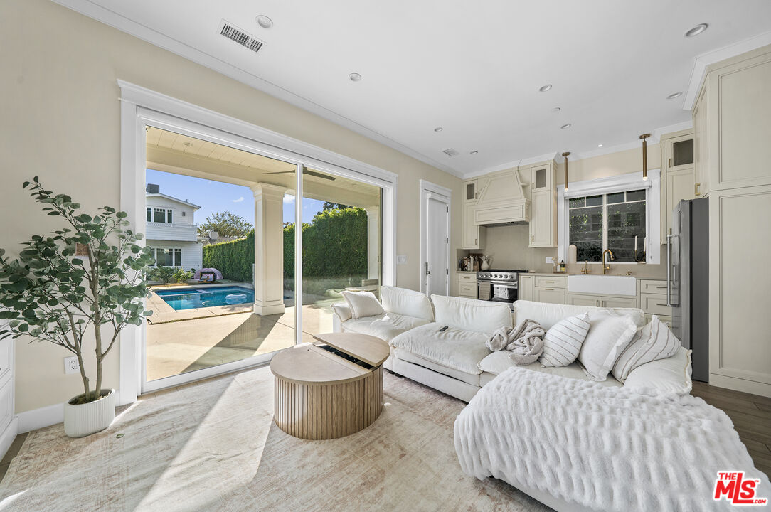 Valley Village, California, 91607, United States, 7 Bedrooms Bedrooms, ,8 BathroomsBathrooms,Residential,For Sale,1997303