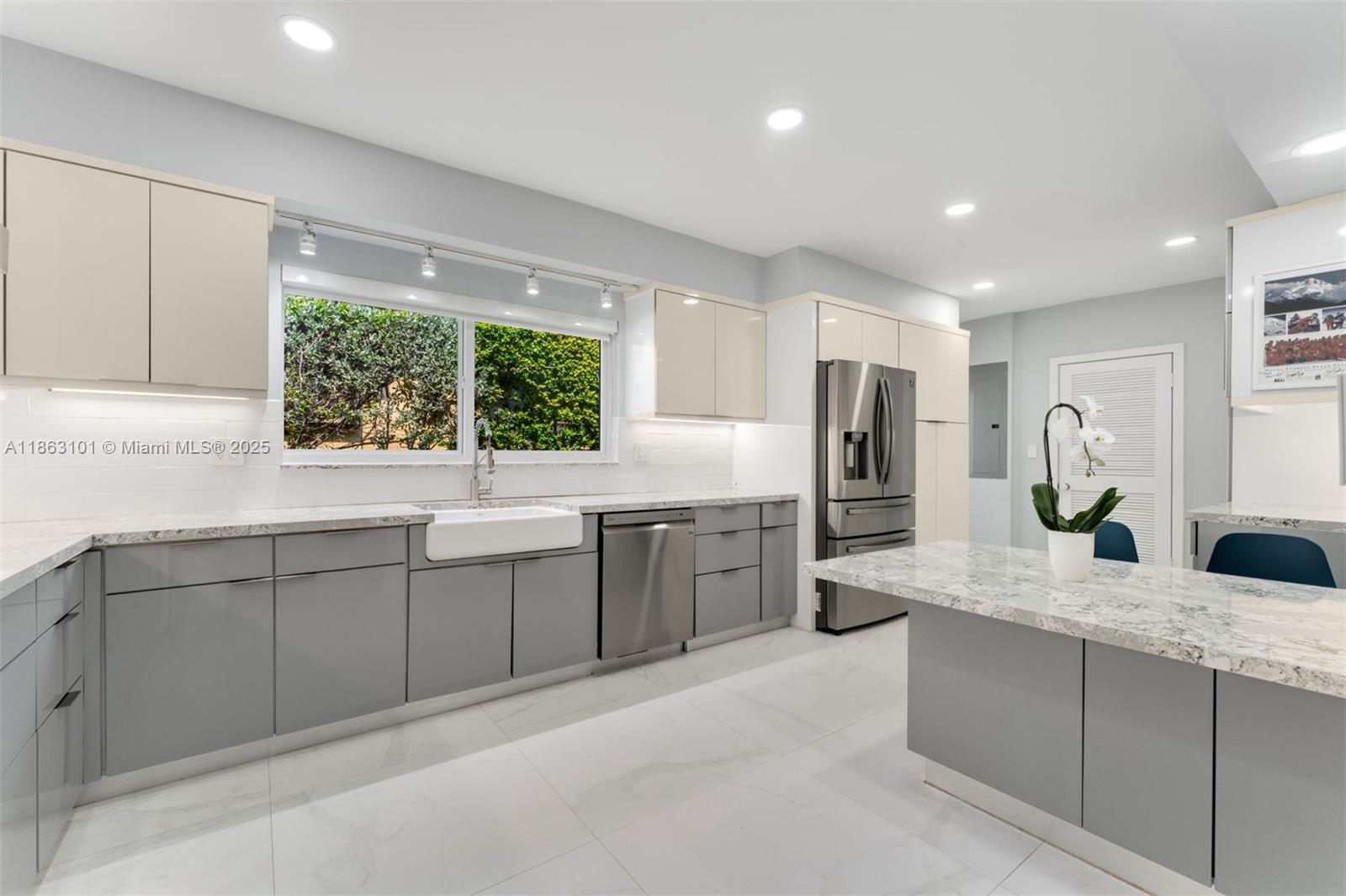 Miami Beach, Florida, 33141, United States, 3 Bedrooms Bedrooms, ,2 BathroomsBathrooms,Residential,For Sale,1927176
