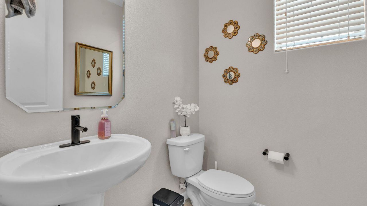 Albuquerque, New Mexico, 87106, United States, 5 Bedrooms Bedrooms, ,4 BathroomsBathrooms,Residential,For Sale,1907467