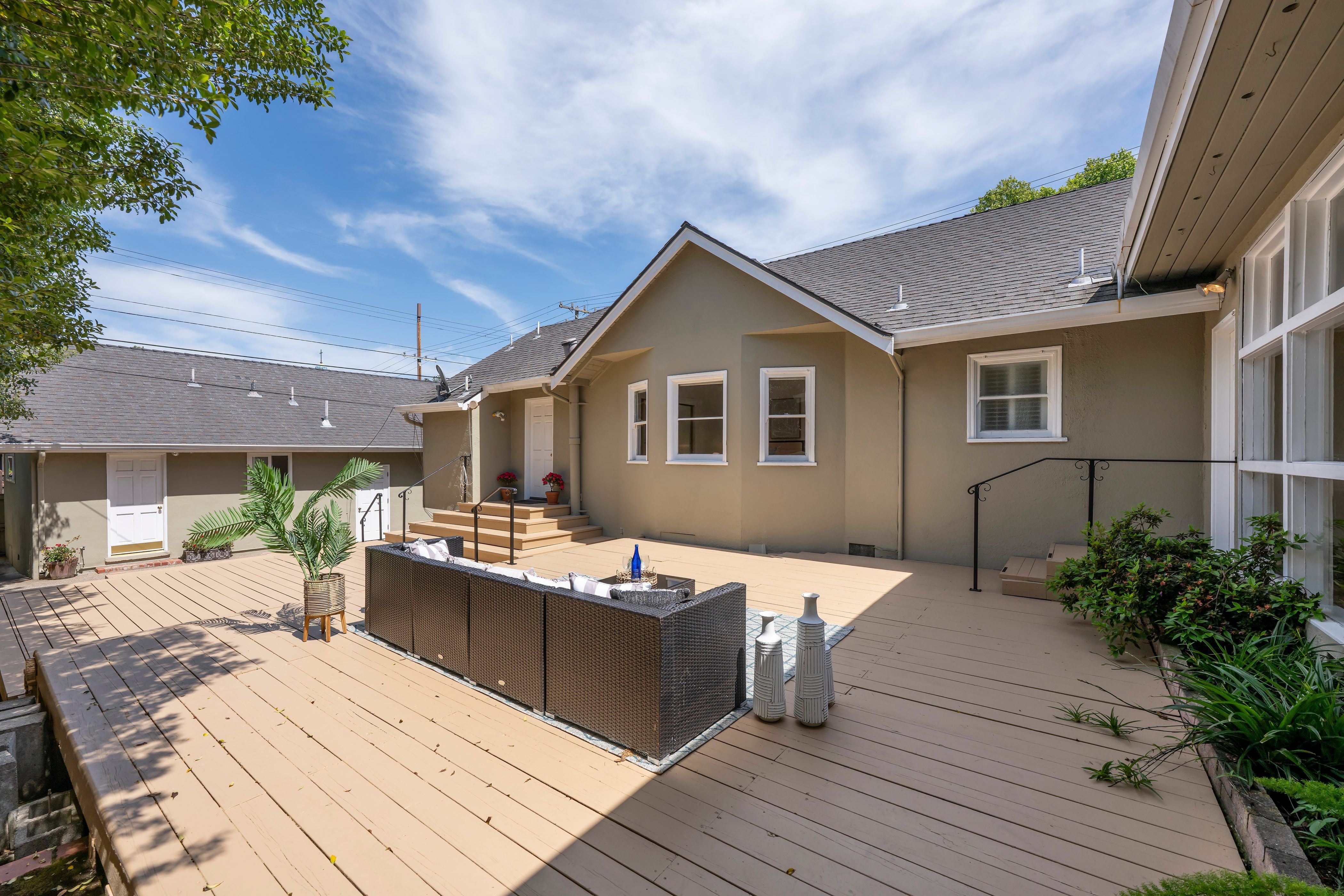  Charming Single-Level Home With ADU on Large Flat Lot - 物件實景