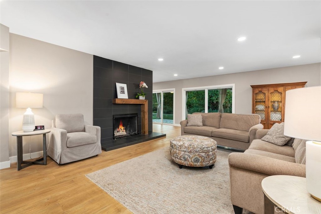 Woodland Hills, California, 91367, United States, 5 Bedrooms Bedrooms, ,3 BathroomsBathrooms,Residential,For Sale,1907450