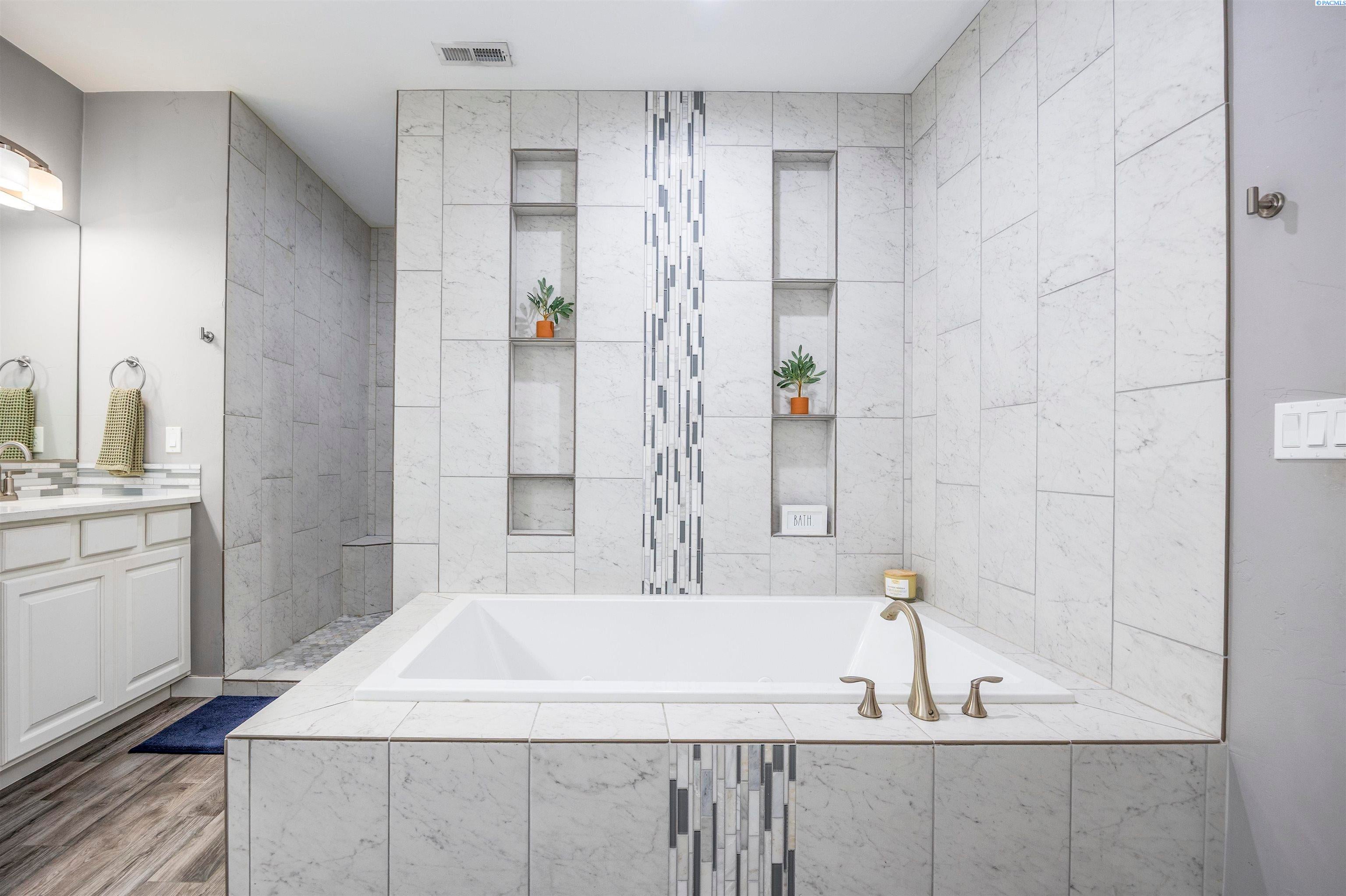 Pasco, Washington, 99301, United States, 6 Bedrooms Bedrooms, ,3 BathroomsBathrooms,Residential,For Sale,2005744