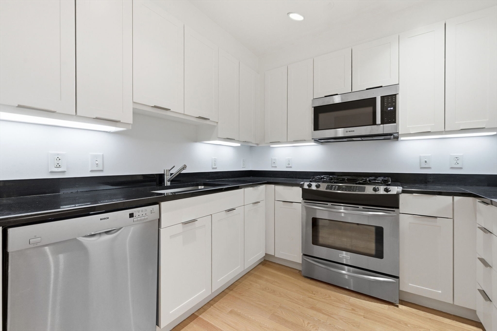 Boston, Massachusetts, 02110, United States, 2 Bedrooms Bedrooms, ,2 BathroomsBathrooms,Residential,For Sale,2048727