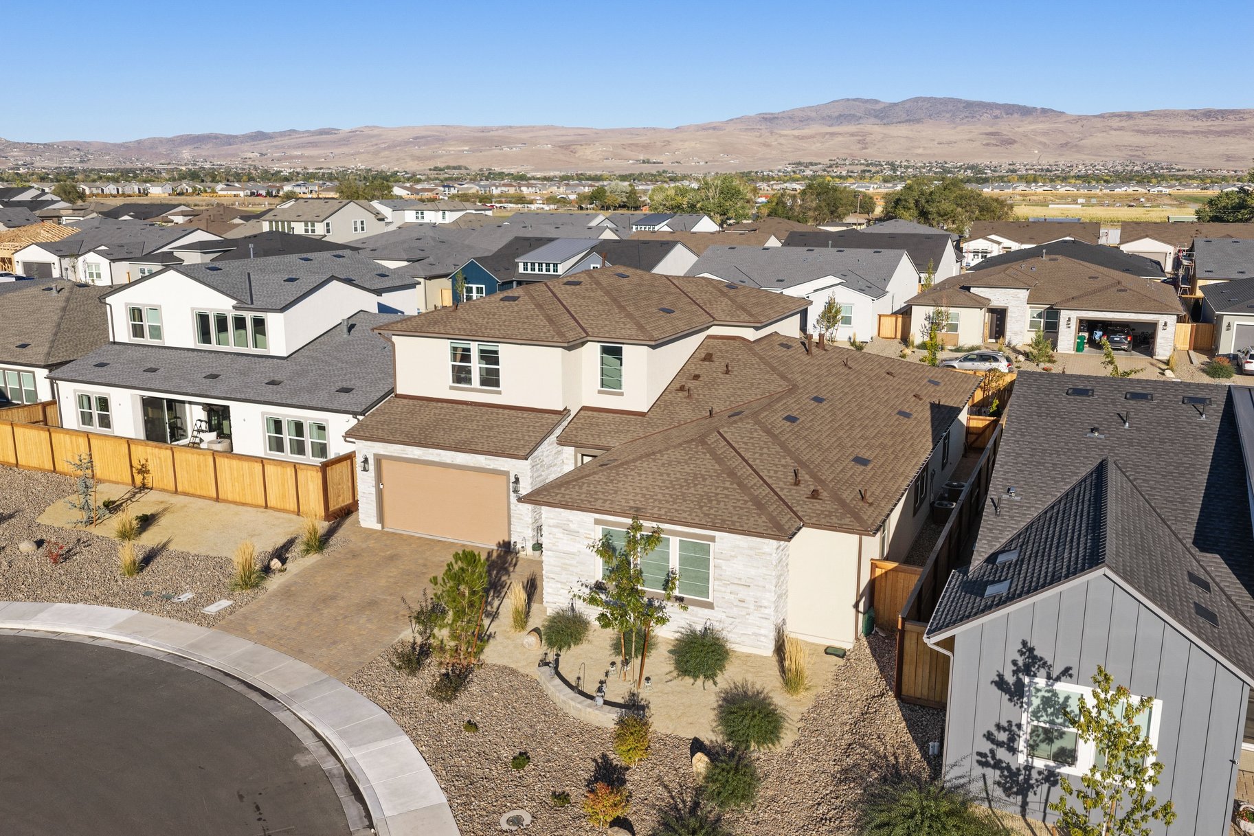 Multi-Gen Living. Mountain Views. A Backyard That