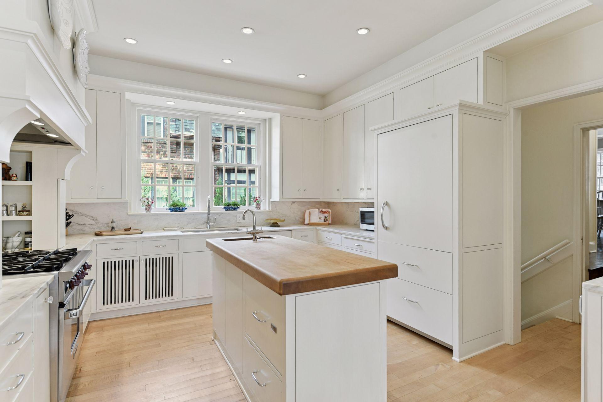 Minneapolis, Minnesota, 55405, United States, 5 Bedrooms Bedrooms, ,4 BathroomsBathrooms,Residential,For Sale,1989086