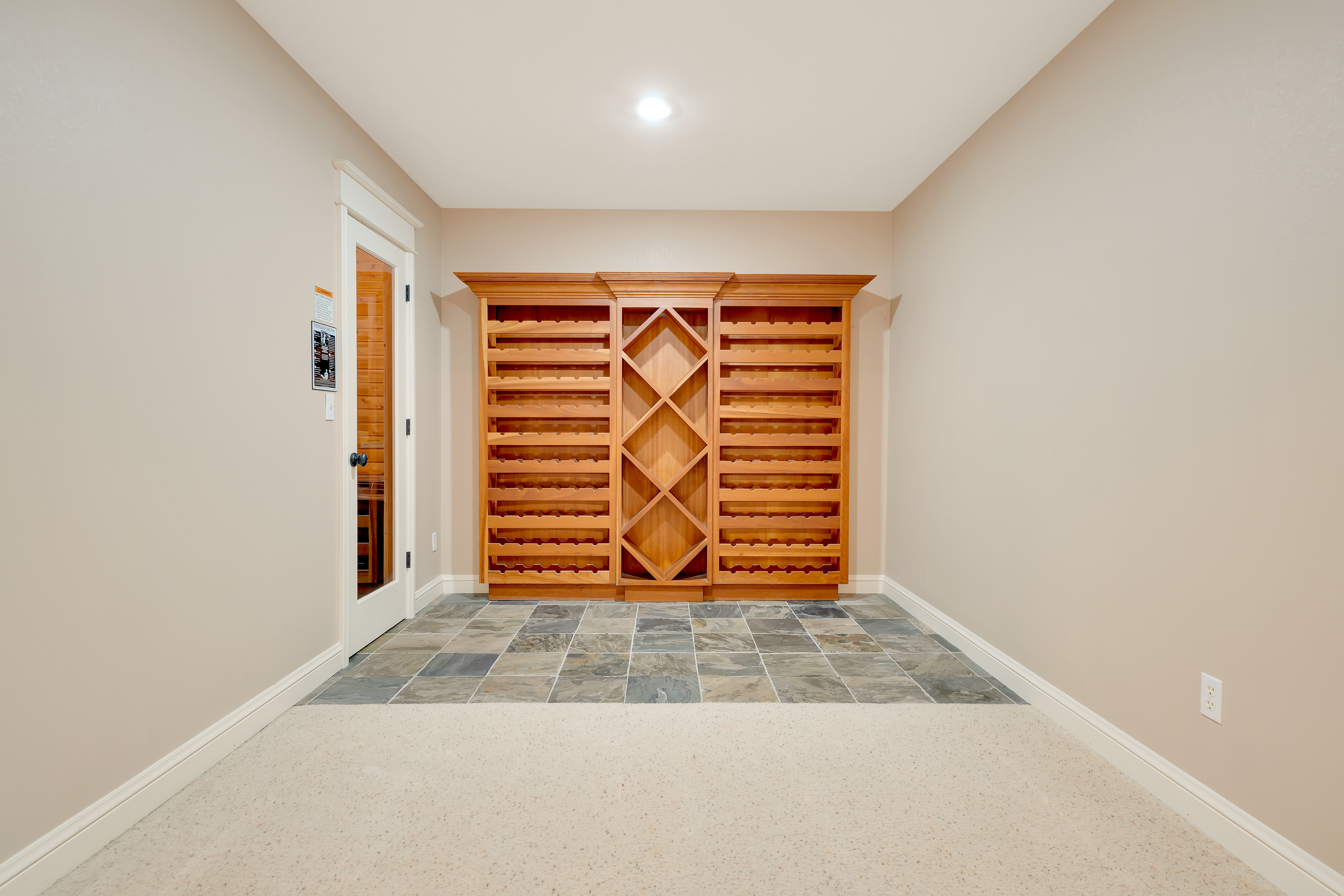  Custom Home with Vaulted Ceilings, Sauna and Wine Storage - 物件實景