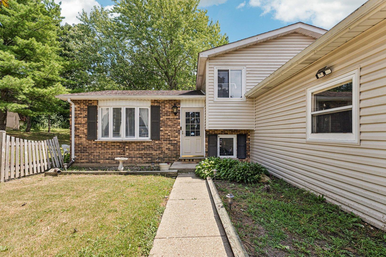 Greenbriar Ln, Lindenhurst, IL 60046 #1