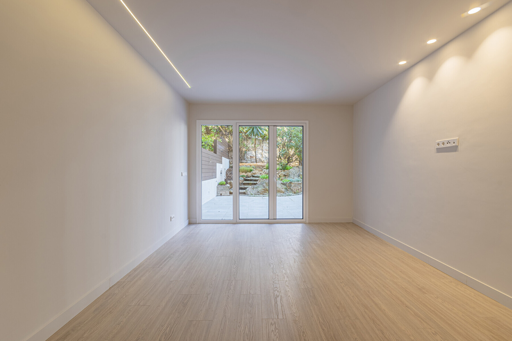  Fantastic renovated apartment with large garden at the living room level - 物件實景