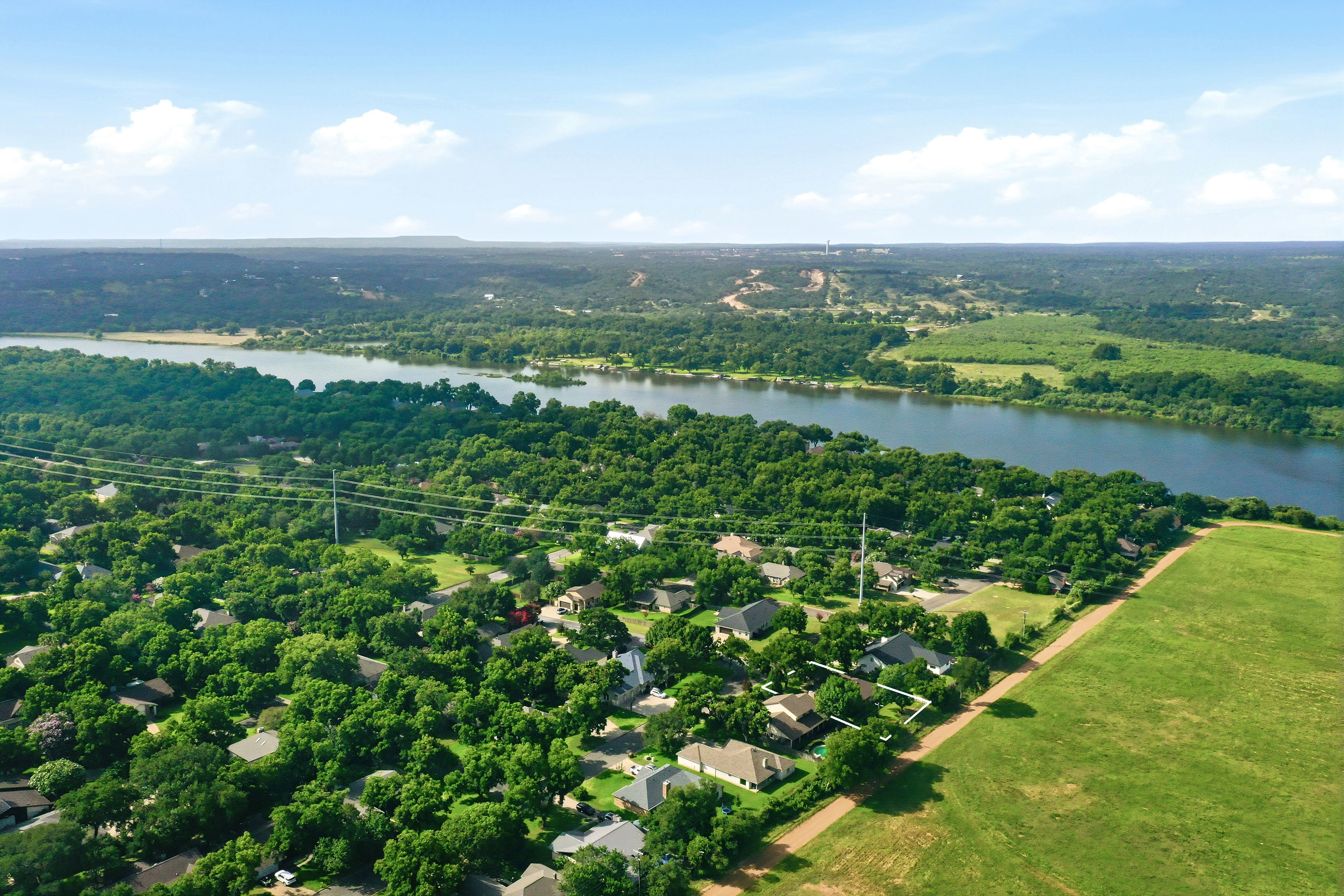  Gated Golf & Lake Community Home in Meadowlakes  Backs to Ranch - 物件實景