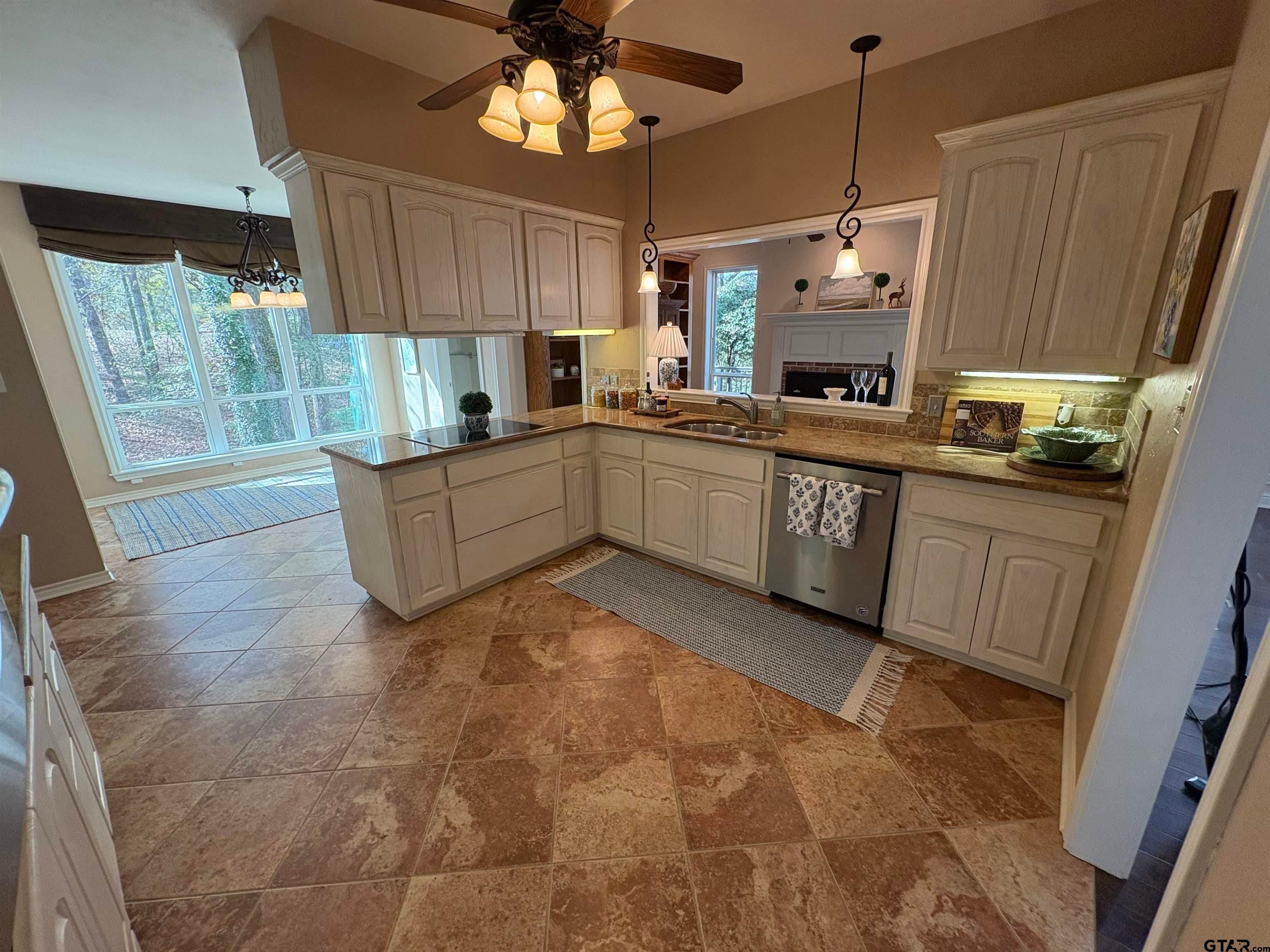 Pittsburg, Texas, 75686, United States, 4 Bedrooms Bedrooms, ,3 BathroomsBathrooms,Residential,For Sale,2001742