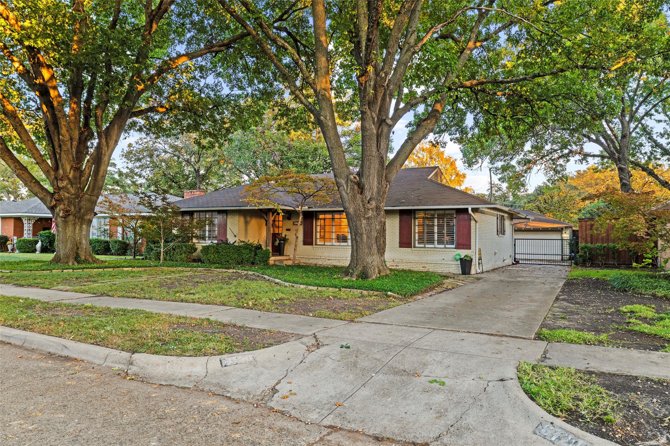 Dallas, Texas, 75214, United States, 3 Bedrooms Bedrooms, ,2 BathroomsBathrooms,Residential,For Sale,1989303