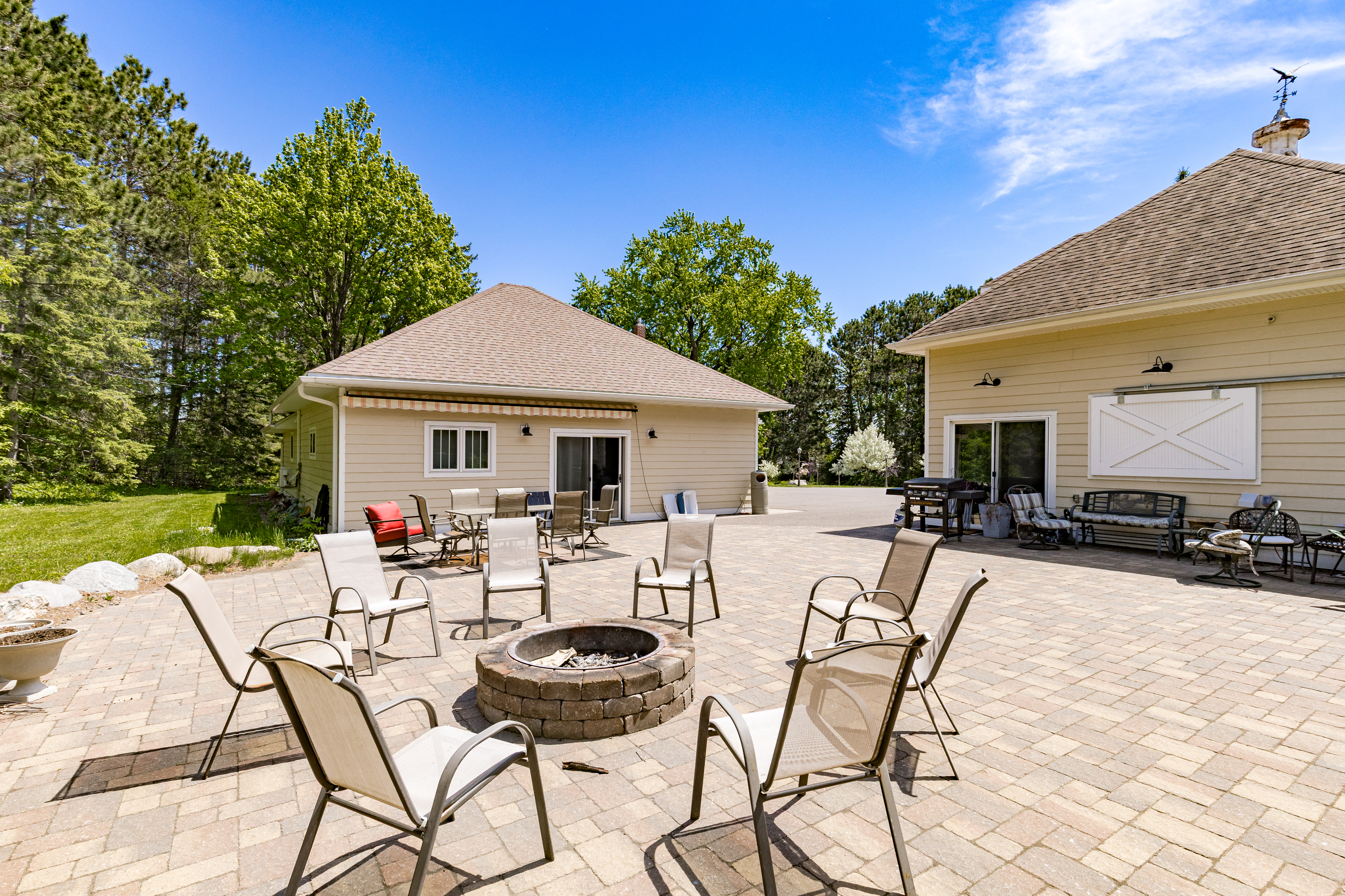  One-of-a-Kind Remodeled Estate With Vintage Charm - 物件實景