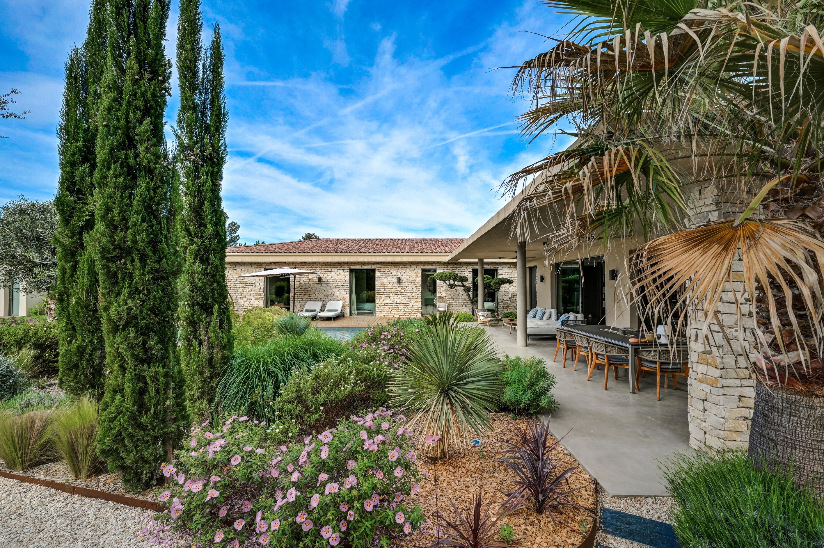  Elegant single-storey villa – 225 sqm of living space – 1,500 sqm landscaped gr… - 物件實景