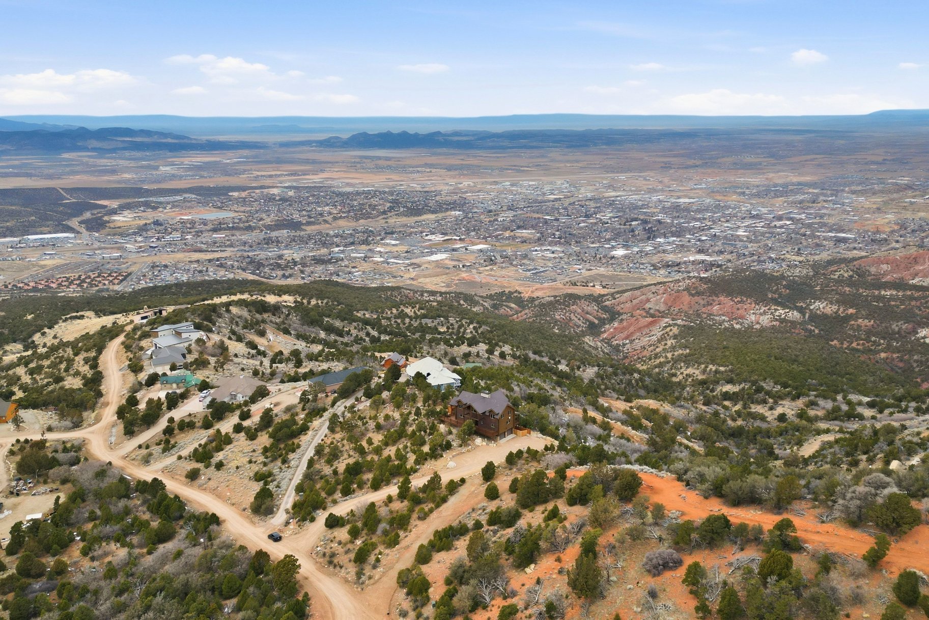  Renovated Log Cabin in Cedar Highlands with Wraparound Deck & Mountain Views - 物件實景