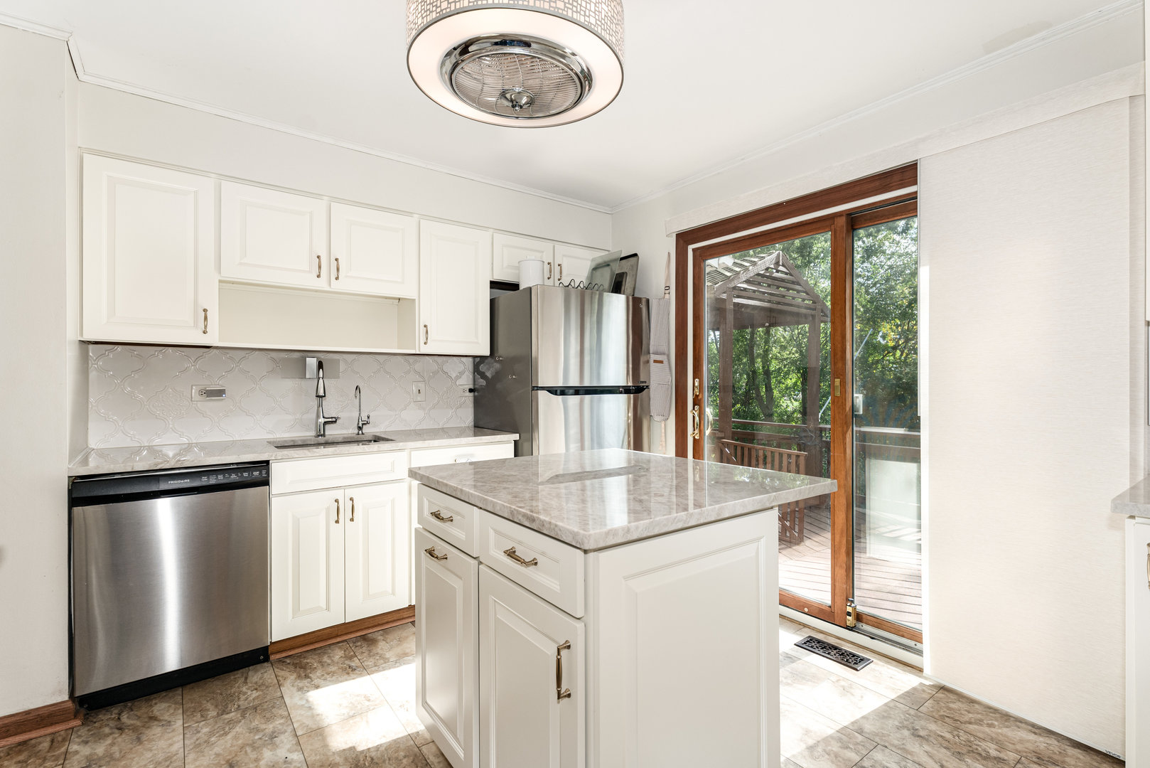 Hoffman Estates, Illinois, 60192, United States, 4 Bedrooms Bedrooms, ,3 BathroomsBathrooms,Residential,For Sale,1961387