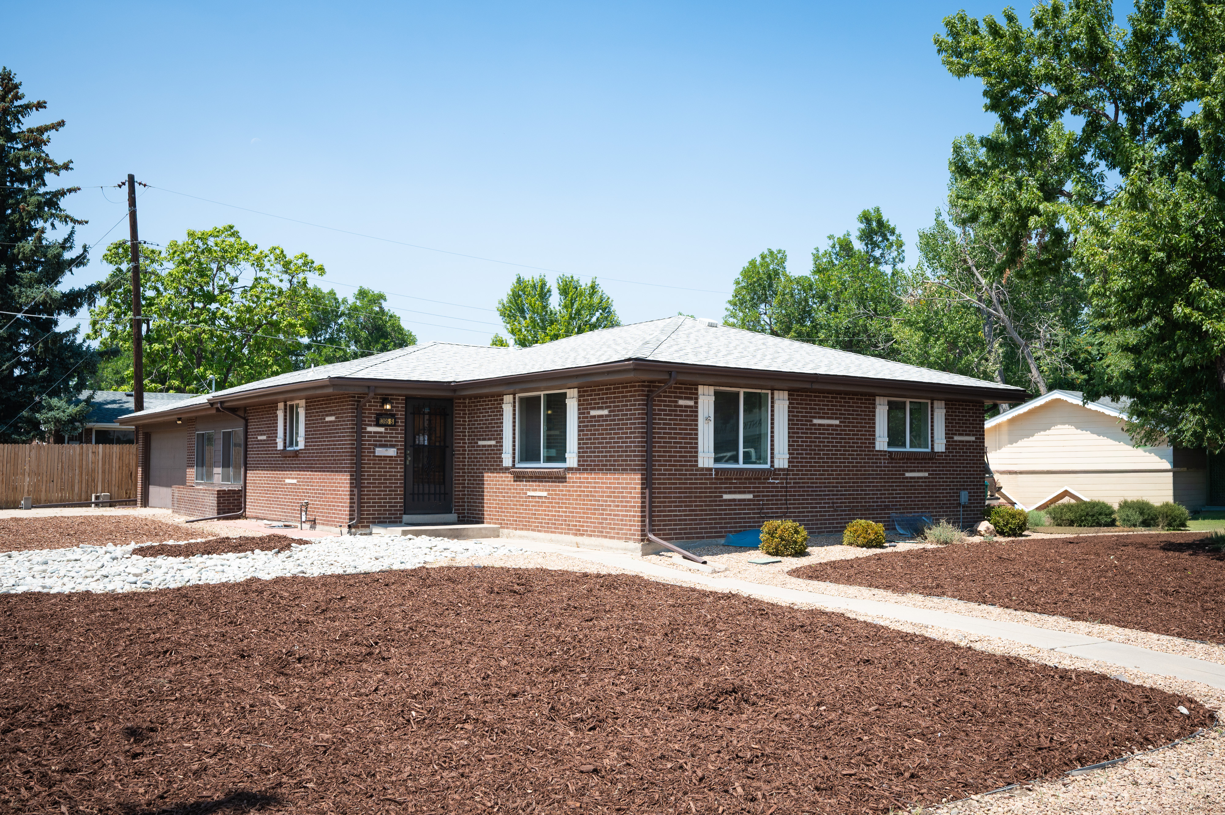  All Brick Ranch Home Offering Residential Comfort with Commercial Potential - 物件實景