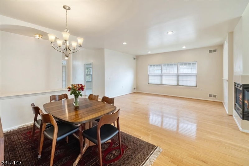 Franklin Twp., New Jersey, 08873, United States, 3 Bedrooms Bedrooms, ,2 BathroomsBathrooms,Residential,For Sale,1908431