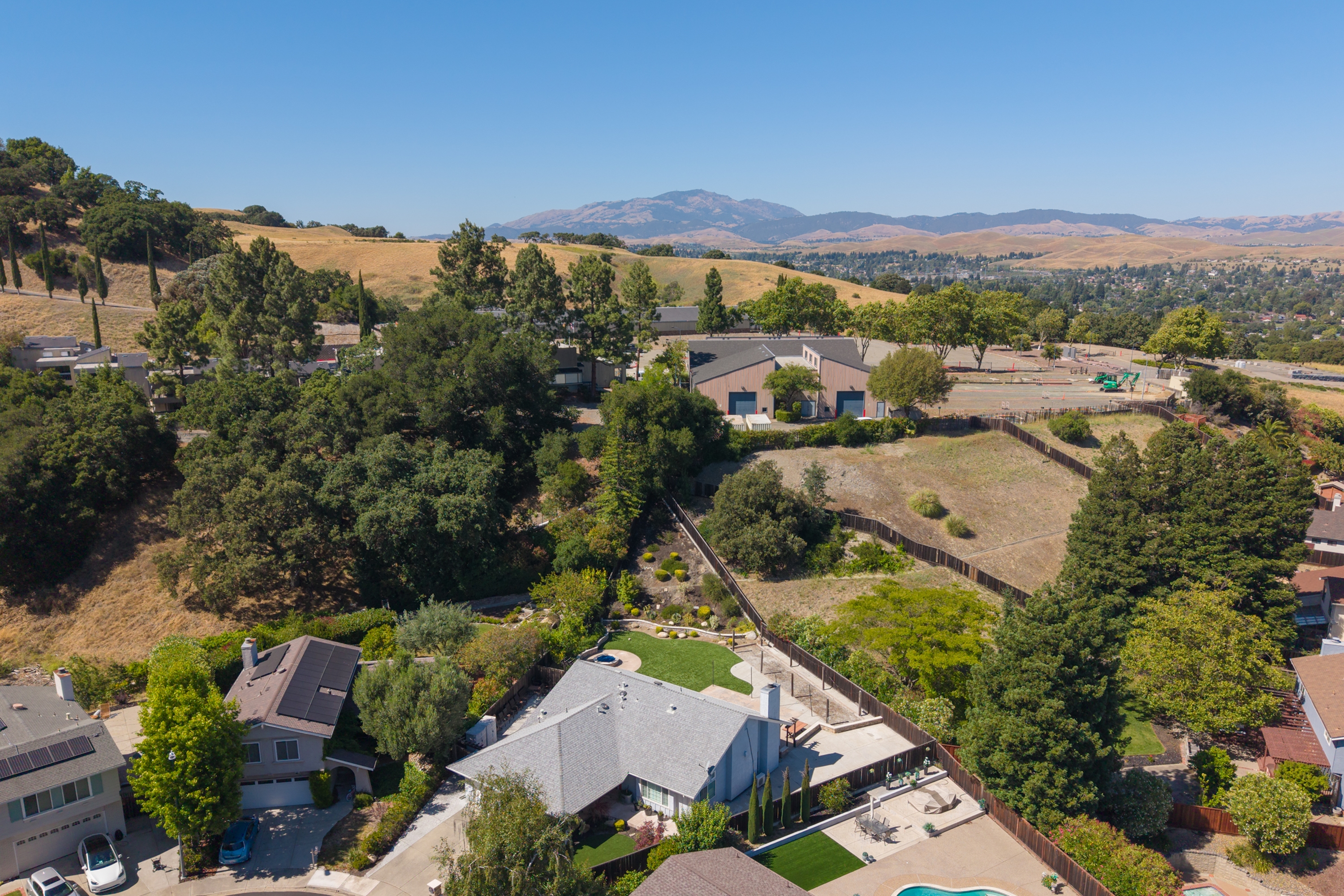 Thoughtfully Reimagined Home with Expansive Grounds and Endless Possibilities - 物件實景