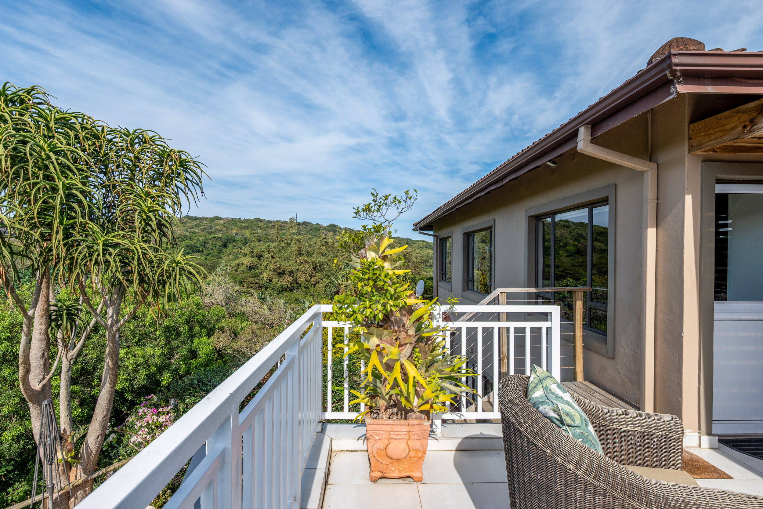  Forest Retreat with Solar Power and Exceptional Outdoor Living in Seaward Estate - 物件實景