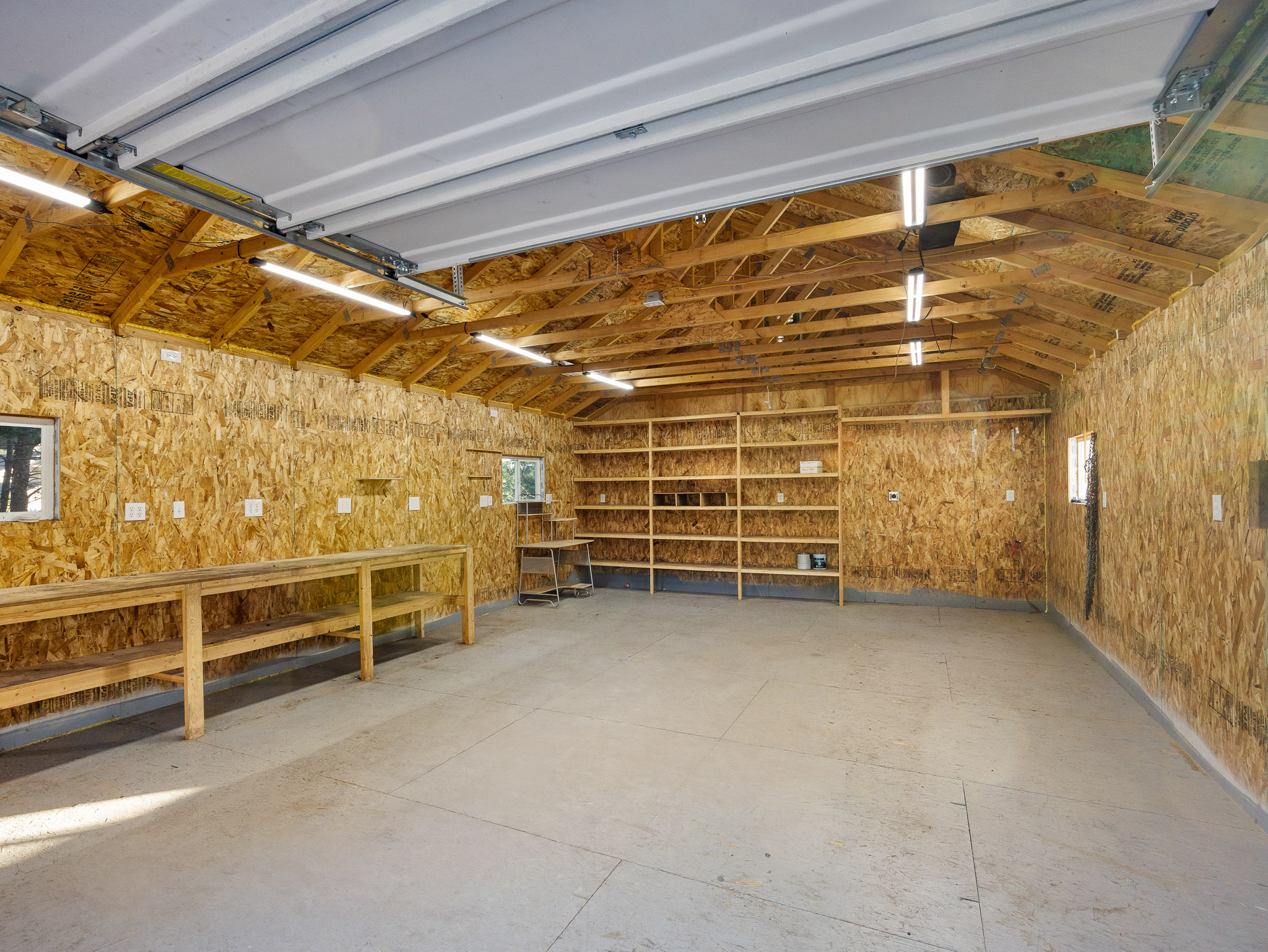  Set behind a gated entry on two and a half wooded acres - 物件實景