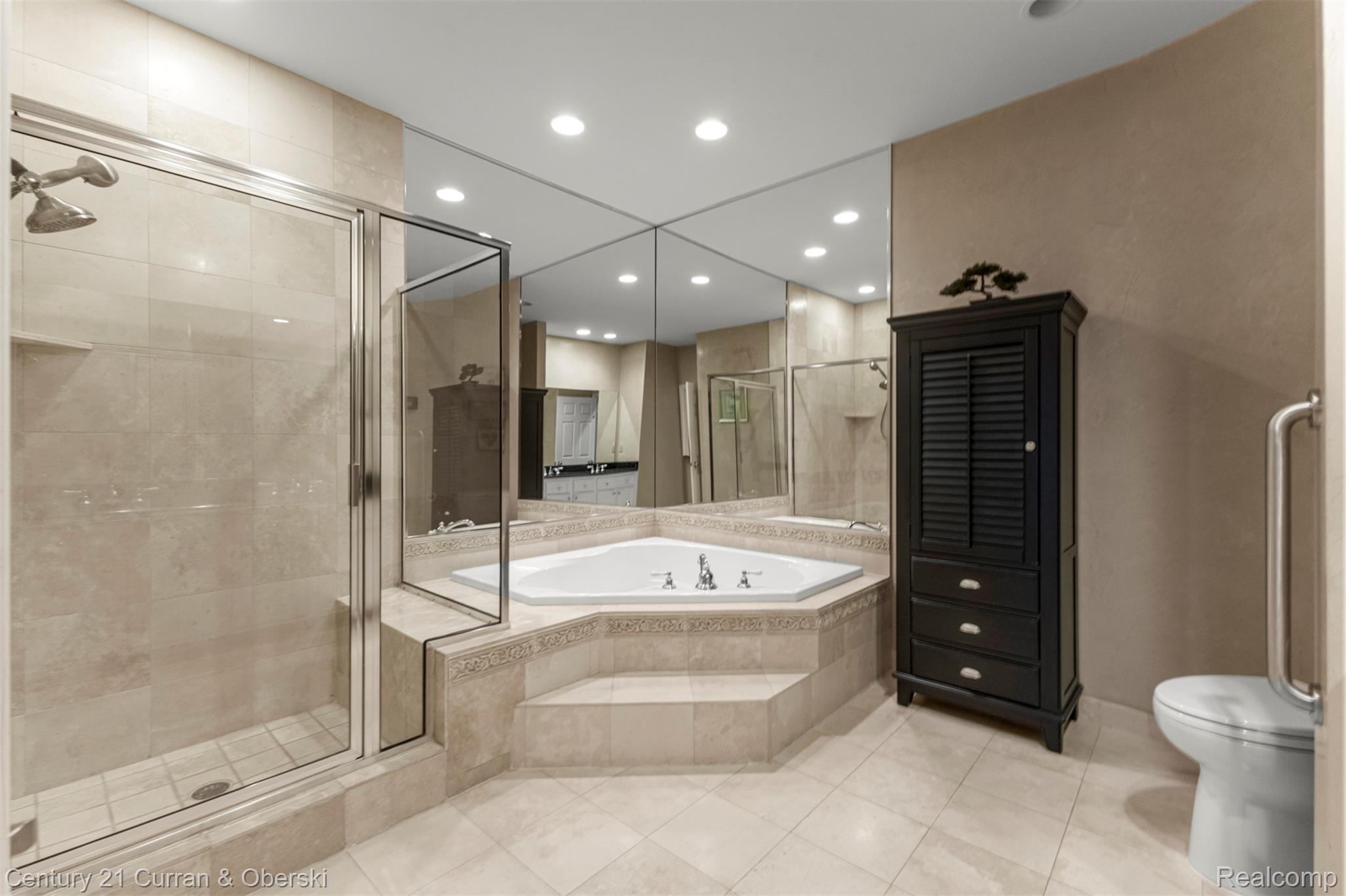 Shelby Charter Township, Michigan, 48316, United States, 2 Bedrooms Bedrooms, ,4 BathroomsBathrooms,Residential,For Sale,1977088