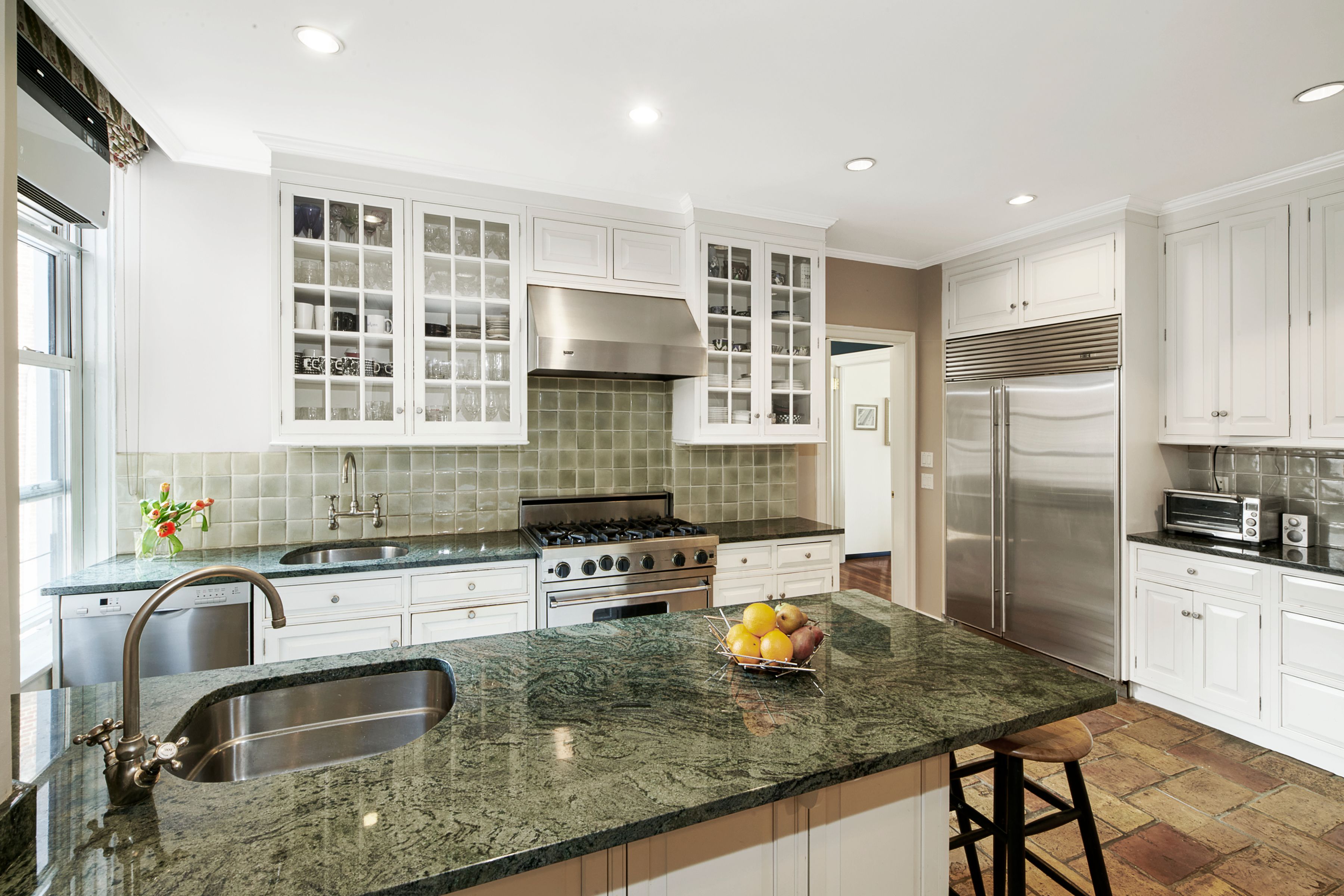  Fabulous Prewar Classic 9-Room Home - 物件實景