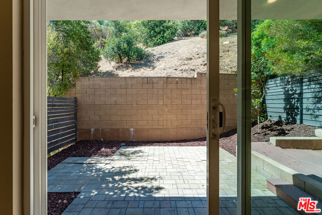 Los Angeles, California, 90068, United States, 3 Bedrooms Bedrooms, ,4 BathroomsBathrooms,Residential,For Sale,1891142