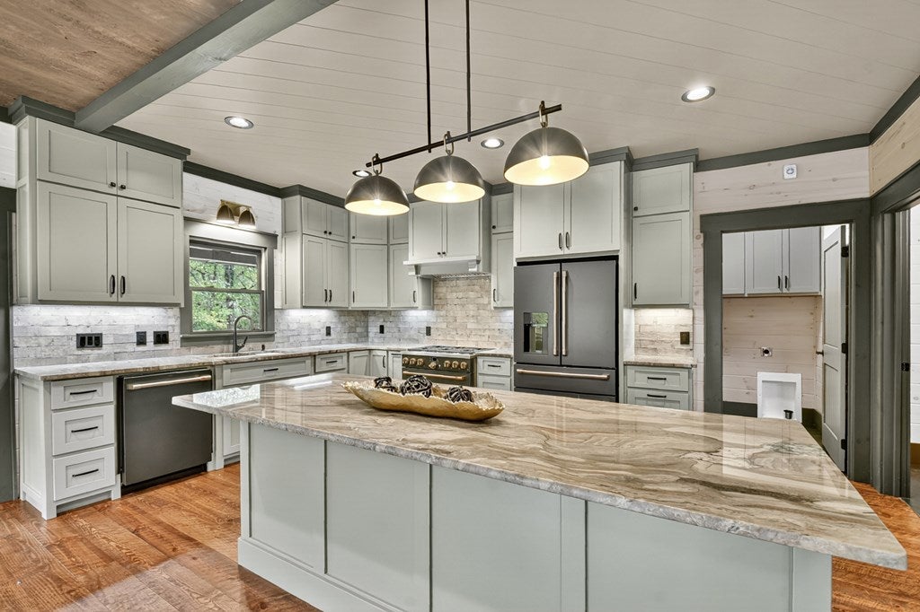 Mineral Bluff, Georgia, 30559, United States, 4 Bedrooms Bedrooms, ,5 BathroomsBathrooms,Residential,For Sale,1986837