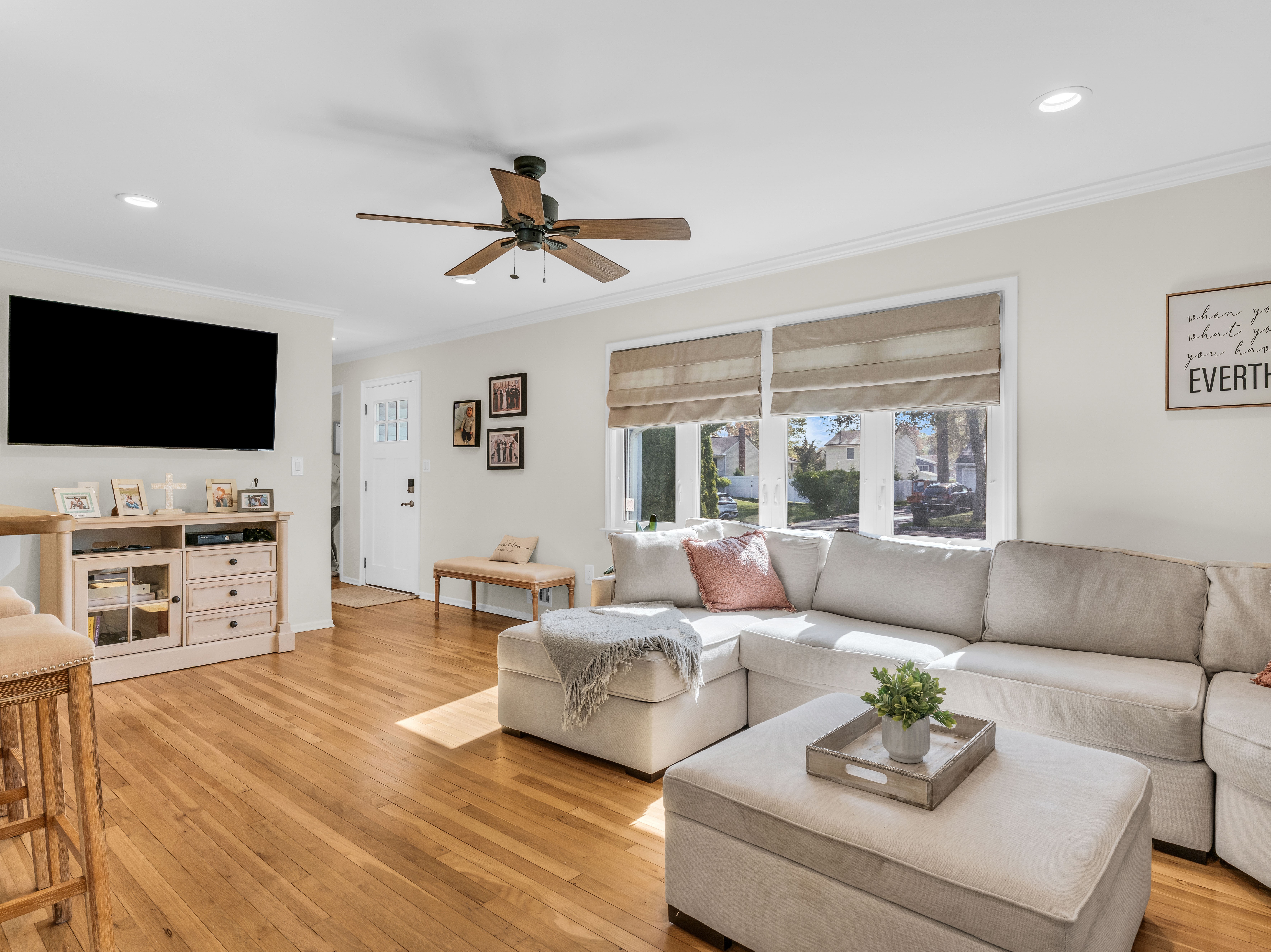  Welcome to this meticulously maintained charming 3-bedroom, 2-bathroom ranch, - 物件實景