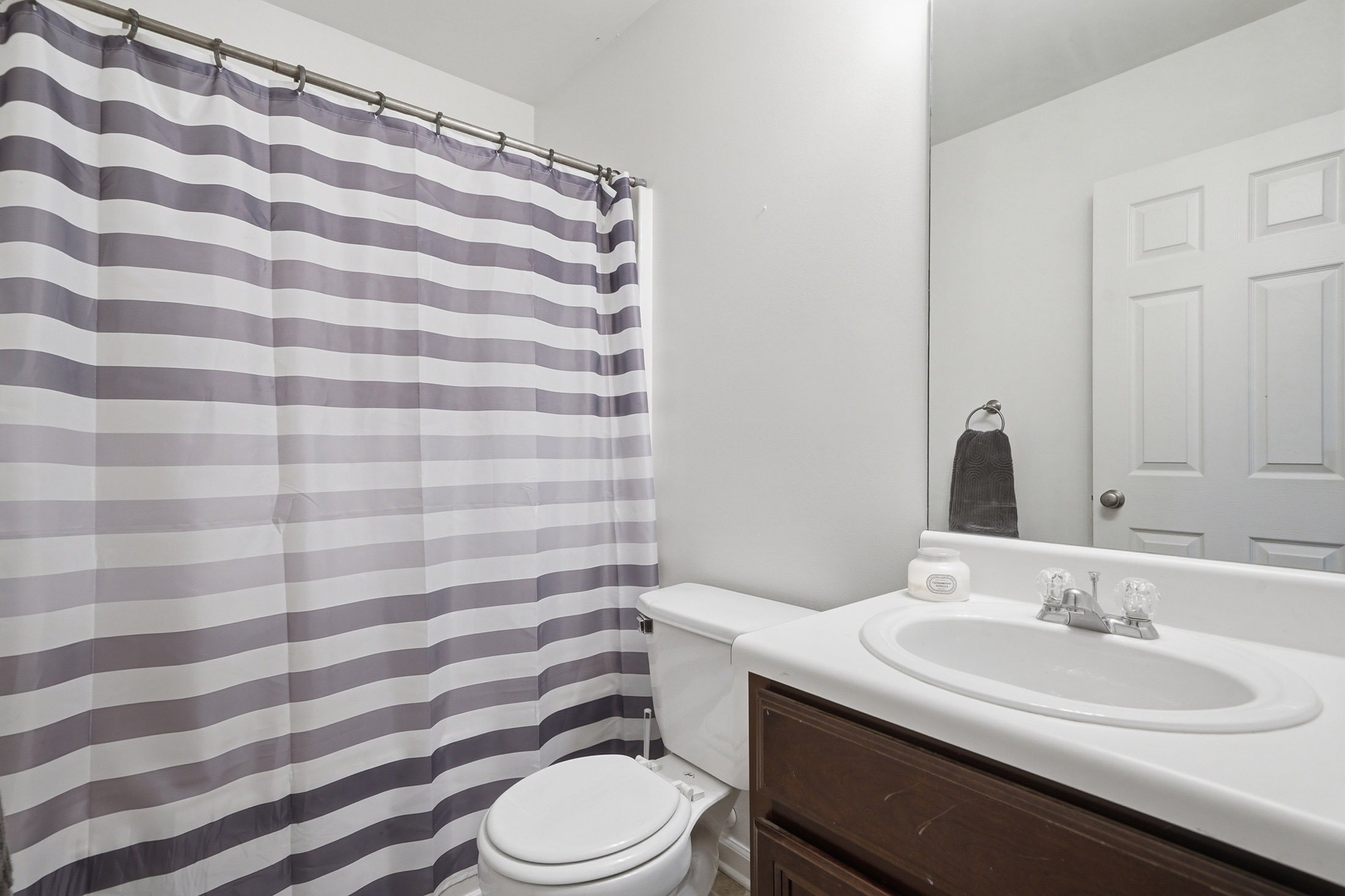  Located in the Sought-After and Low-Maintenance Enclave at Holly Mill Community - 物件實景