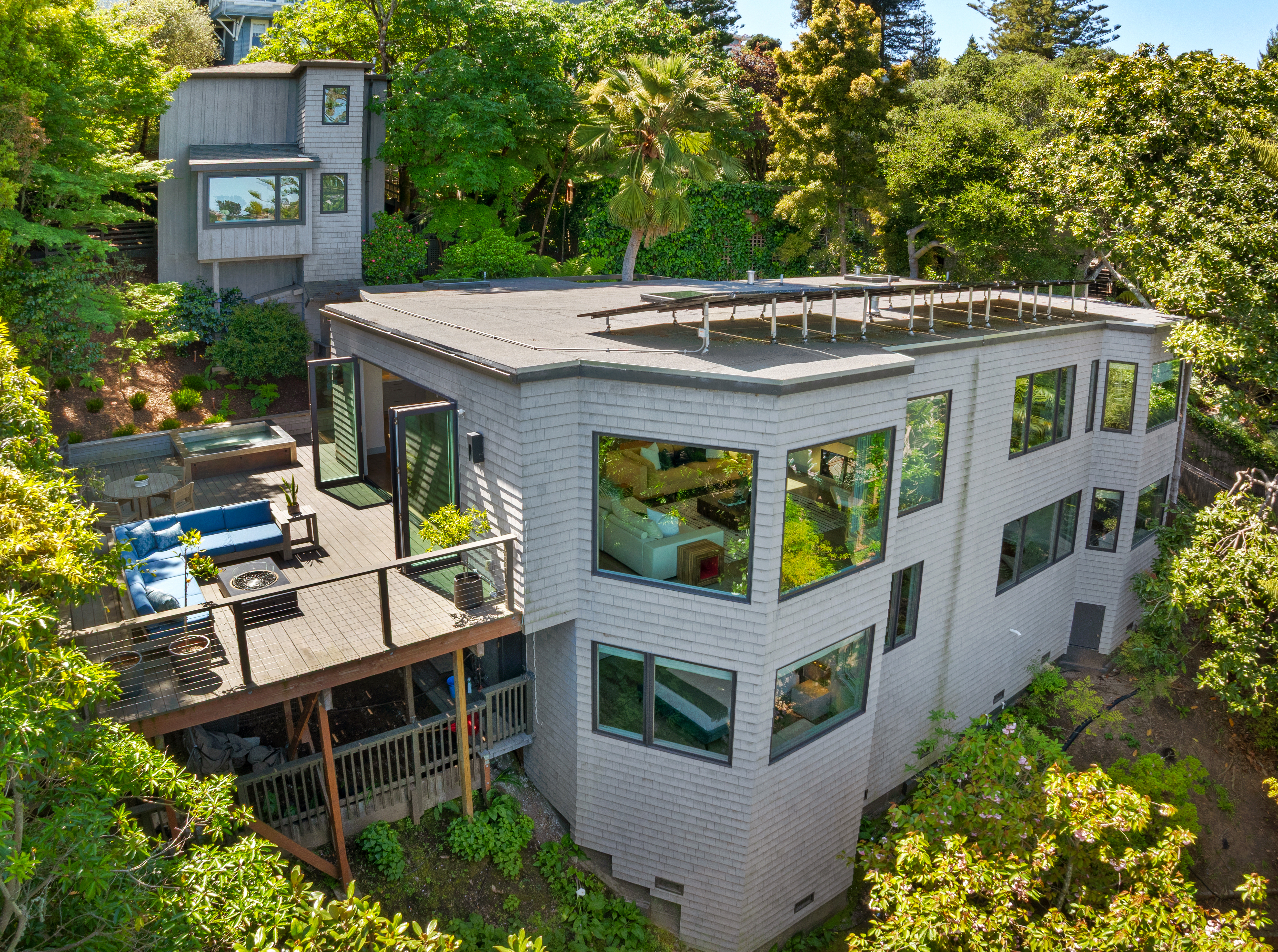  Coastal Living on Coveted Beach Road - 物件實景