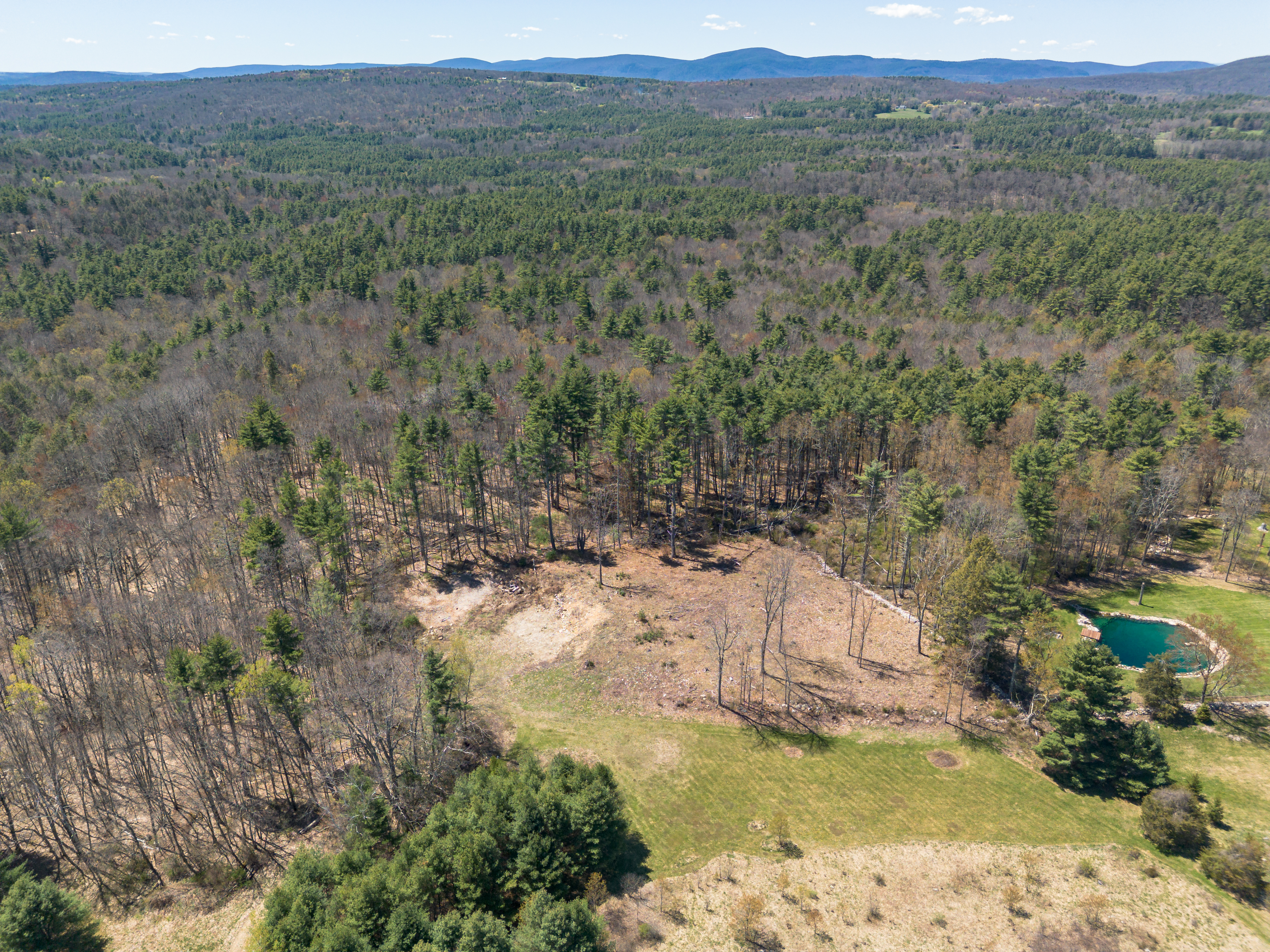  A Tranquil Berkshire Legacy: 22 Scenic Acres and a Landmark 3-Story Barn, Brookm - 物件實景