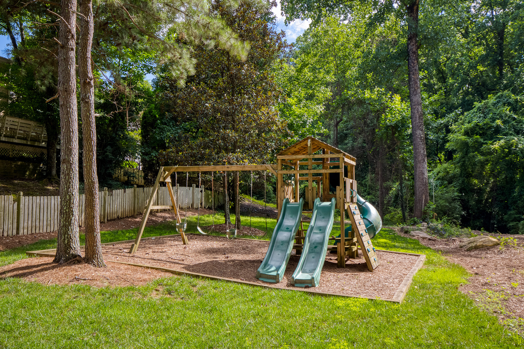  Recently Updated Four Bedroom Home in Gated Brookhaven Community - 物件實景