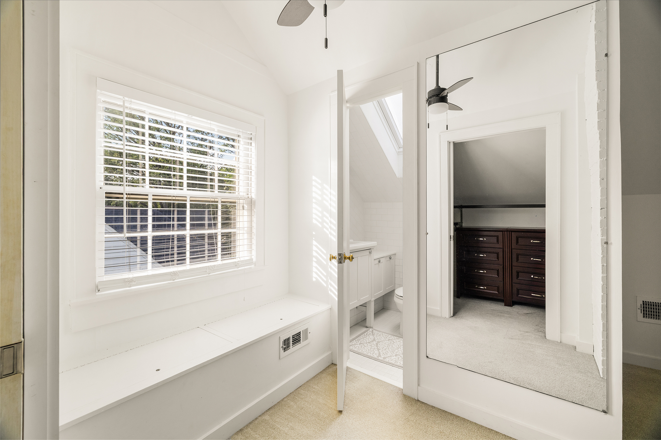  Charming Bungalow in the Heart of Sought-after Brookwood - 物件實景