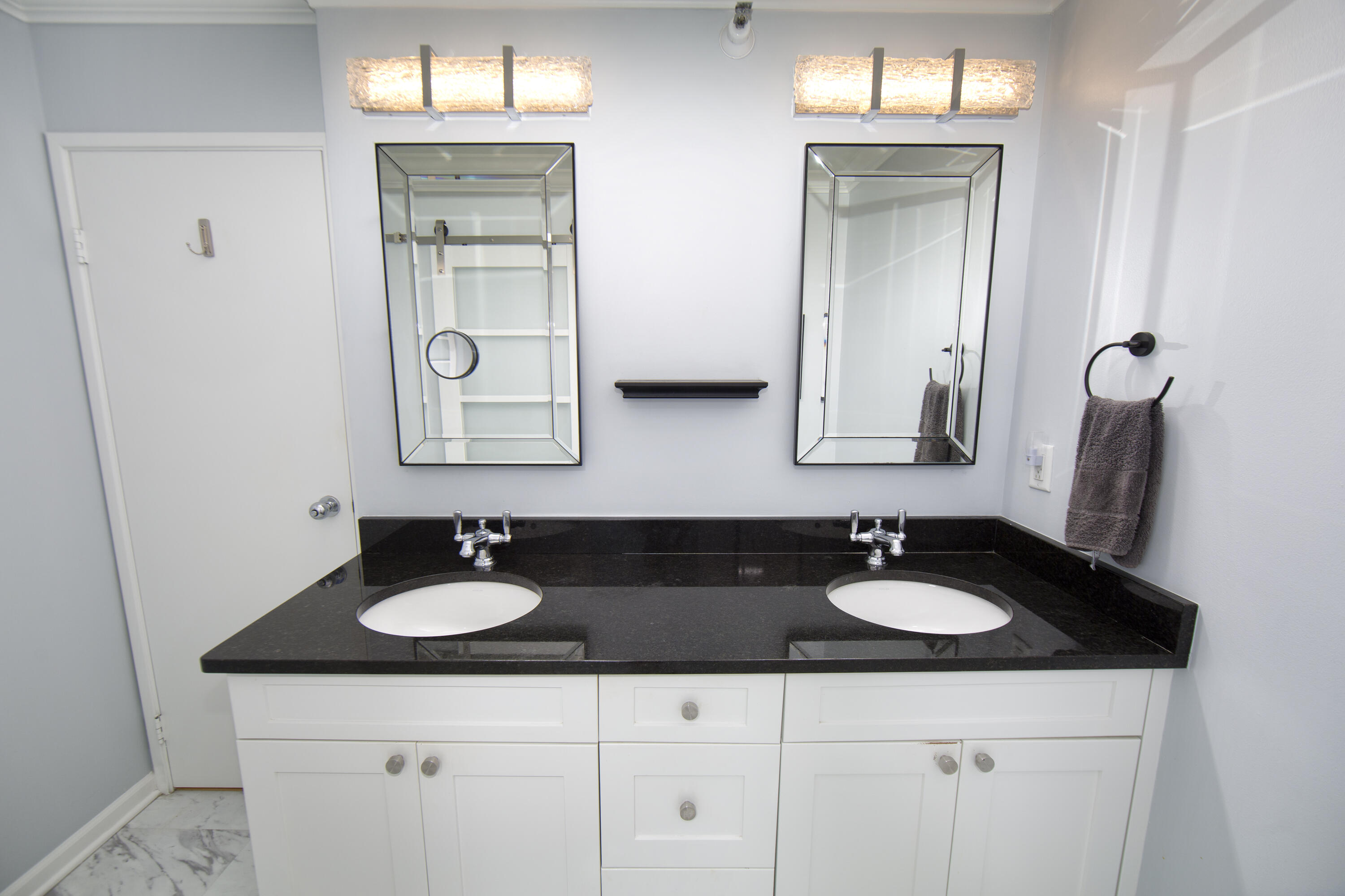 Milwaukee, Wisconsin, 53202, United States, 2 Bedrooms Bedrooms, ,3 BathroomsBathrooms,Residential,For Sale,1992022