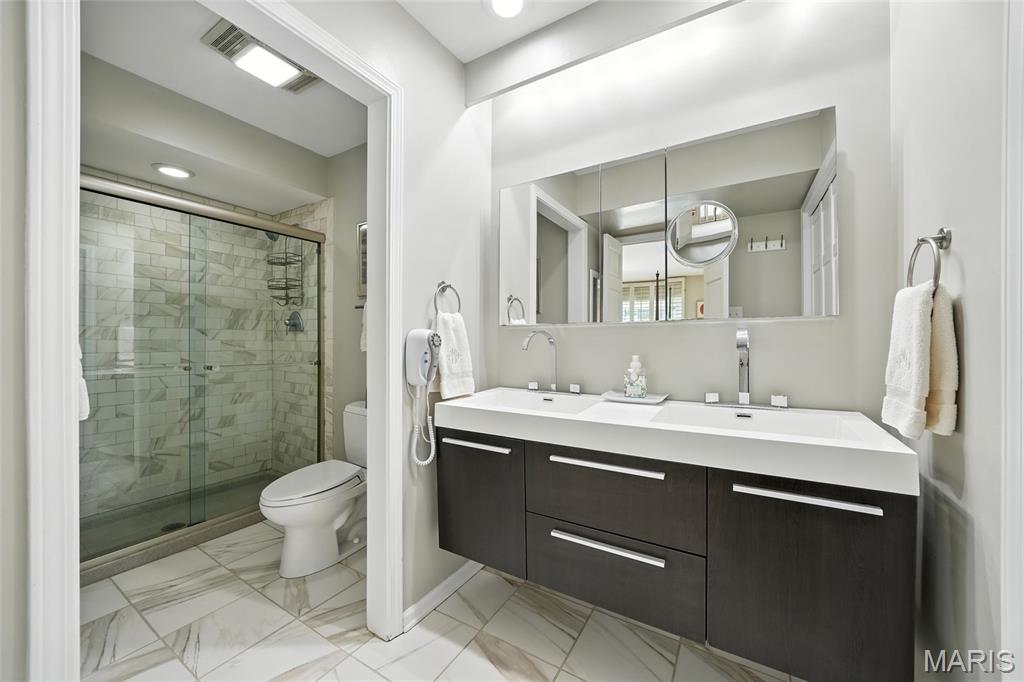 St Louis, Missouri, 63108, United States, 4 Bedrooms Bedrooms, ,5 BathroomsBathrooms,Residential,For Sale,1941664