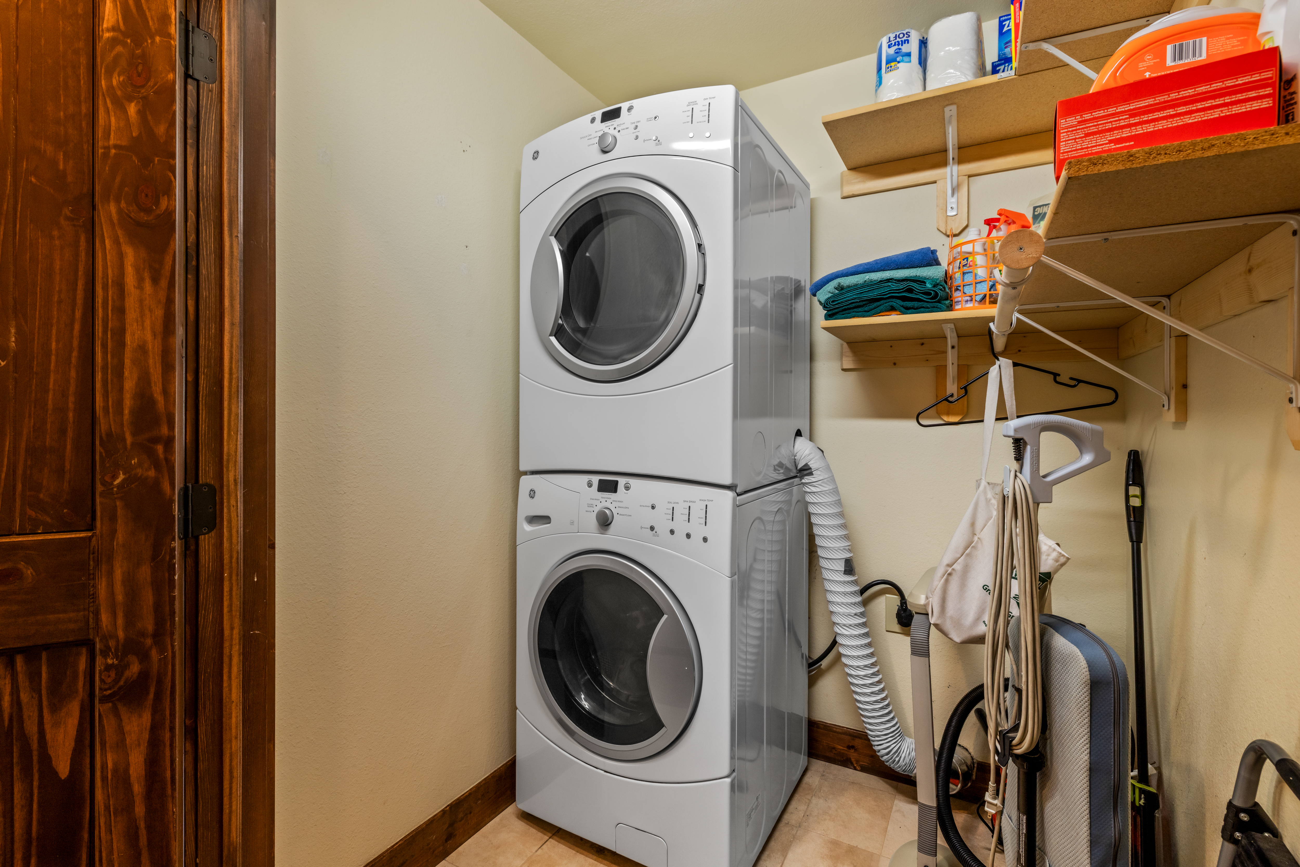  Updated Red Hawk Home w/ Spacious Layout - 物件實景