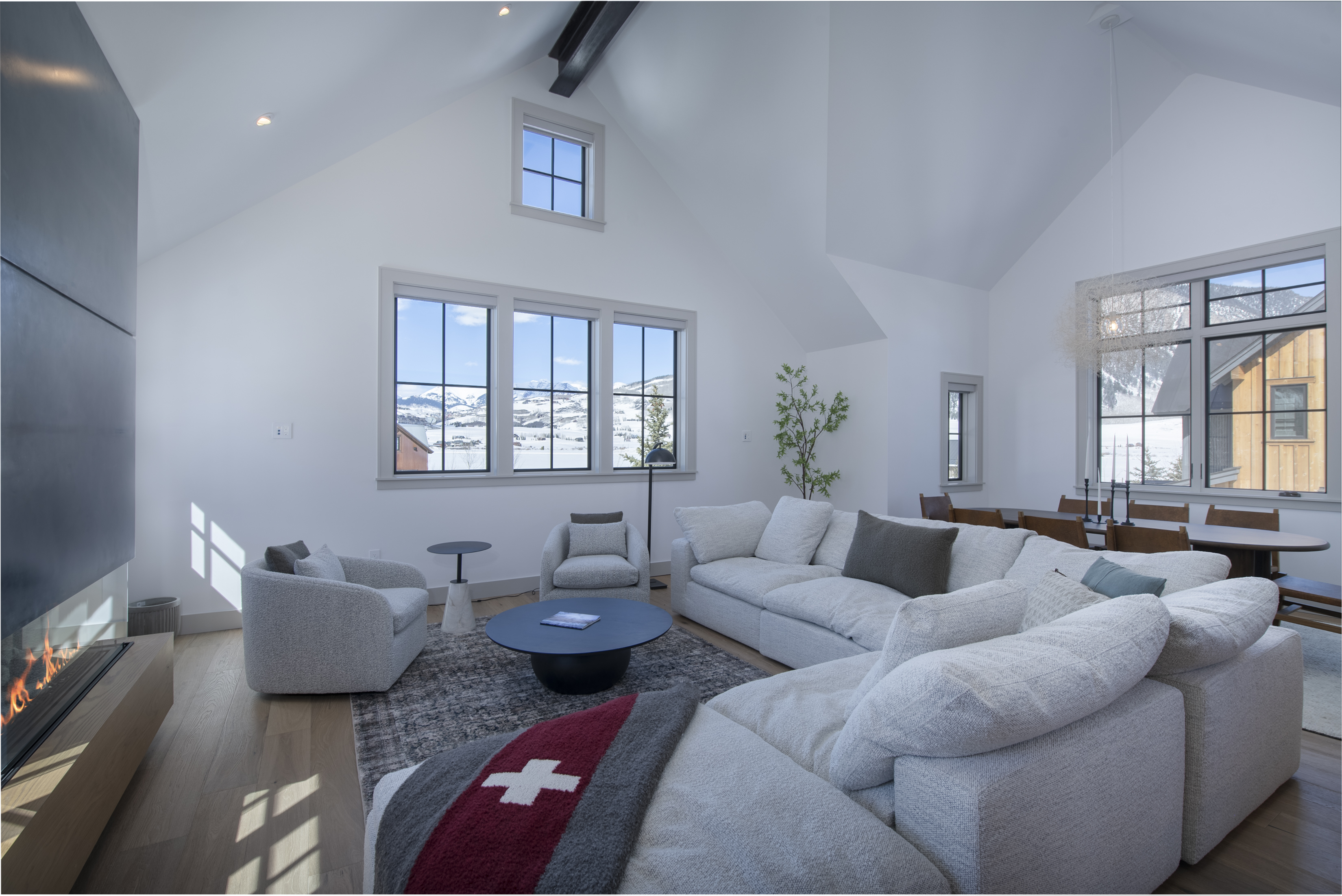  Big And Beautiful In The Desirable And Peaceful East End Of Town - 物件實景