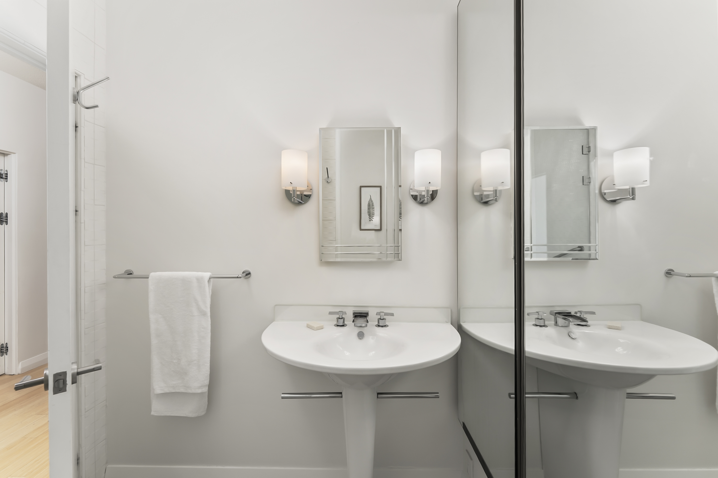  River Views • Pool • A Striking Estate That Makes a Statement - 物件實景