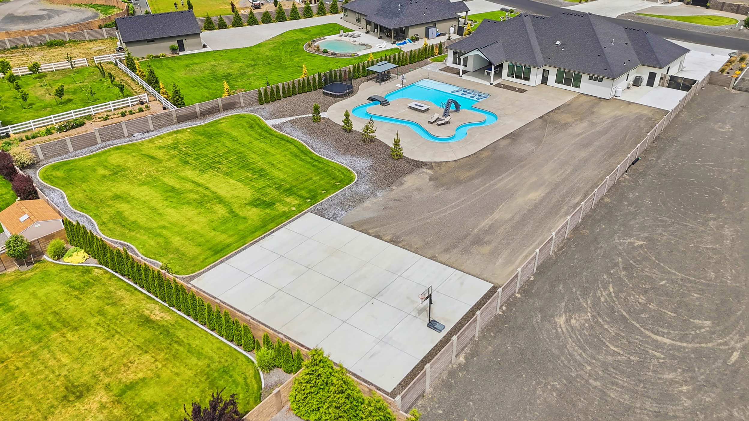  1 acre, room for shop, large pool with lazy river - 物件實景
