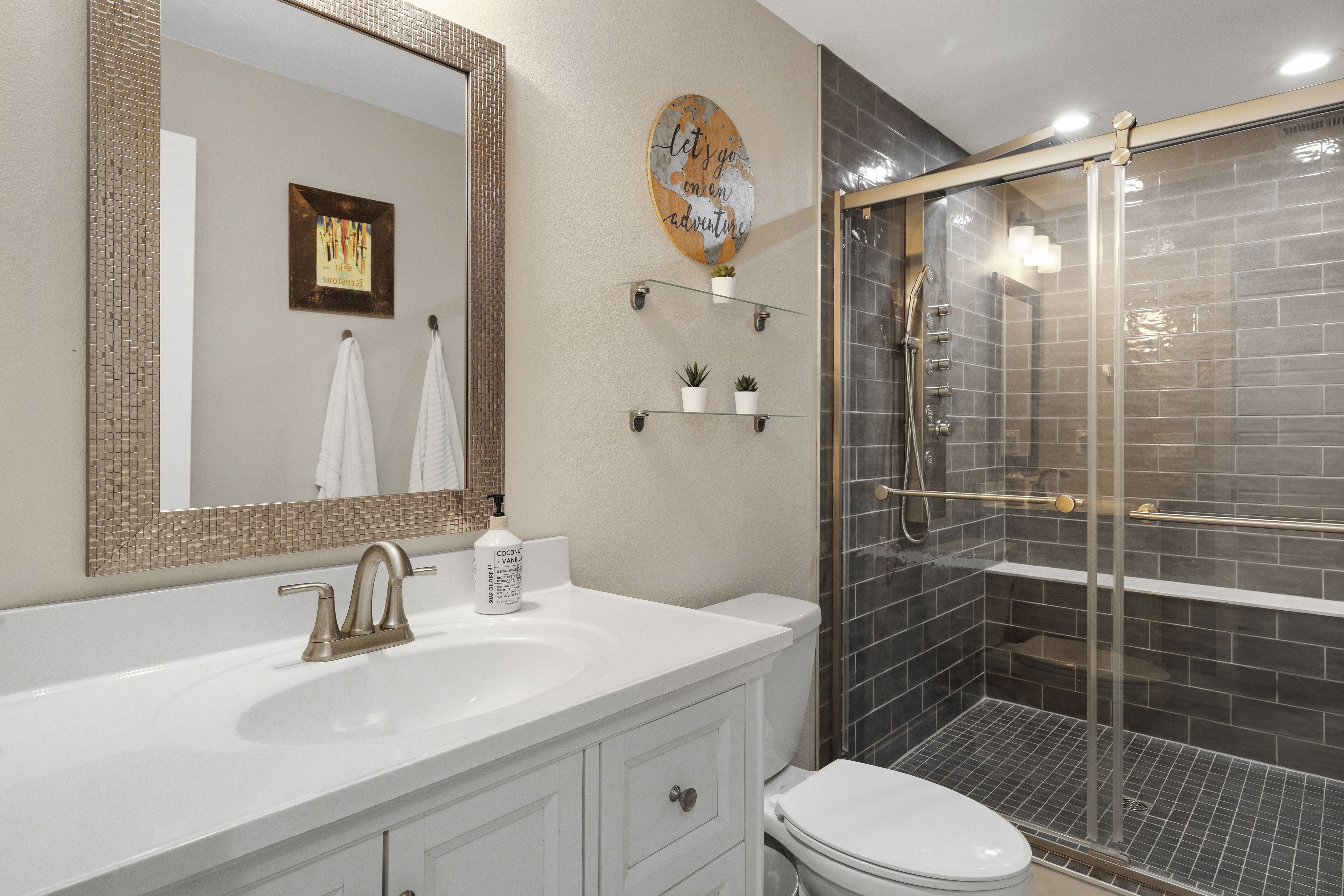  Comprehensively Upgraded And Ideally Positioned Duplex In Lagae Ranch - 物件實景