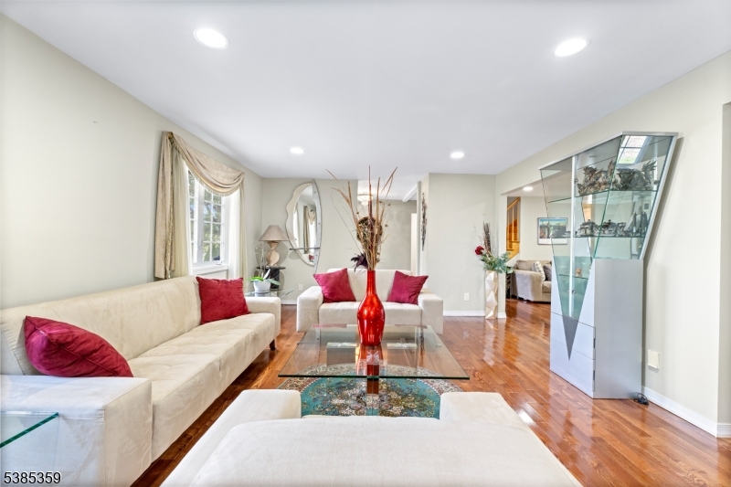 Wayne Twp., New Jersey, 07470, United States, 5 Bedrooms Bedrooms, ,3 BathroomsBathrooms,Residential,For Sale,1947958