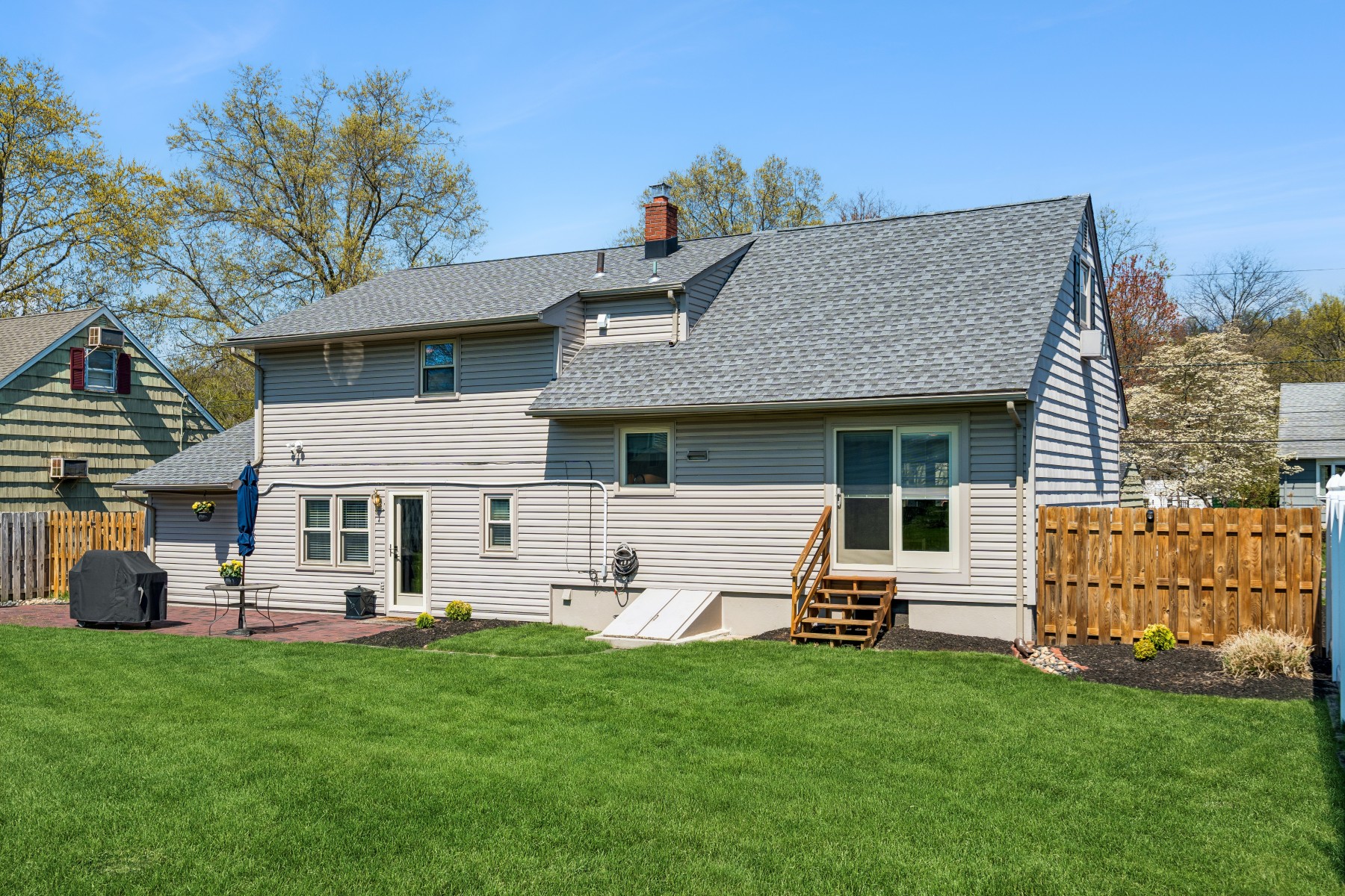  Immaculate and Updated Split Level Residence - 物件實景