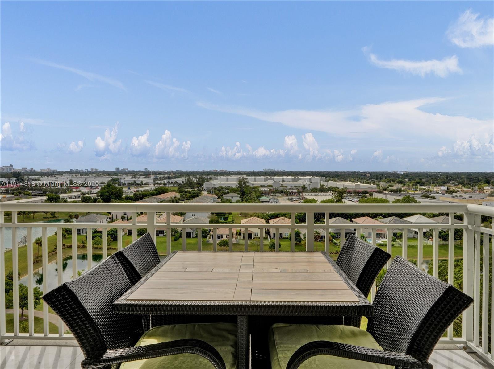 Hollywood, Florida, 33021, United States, 2 Bedrooms Bedrooms, ,3 BathroomsBathrooms,Residential,For Sale,1997464