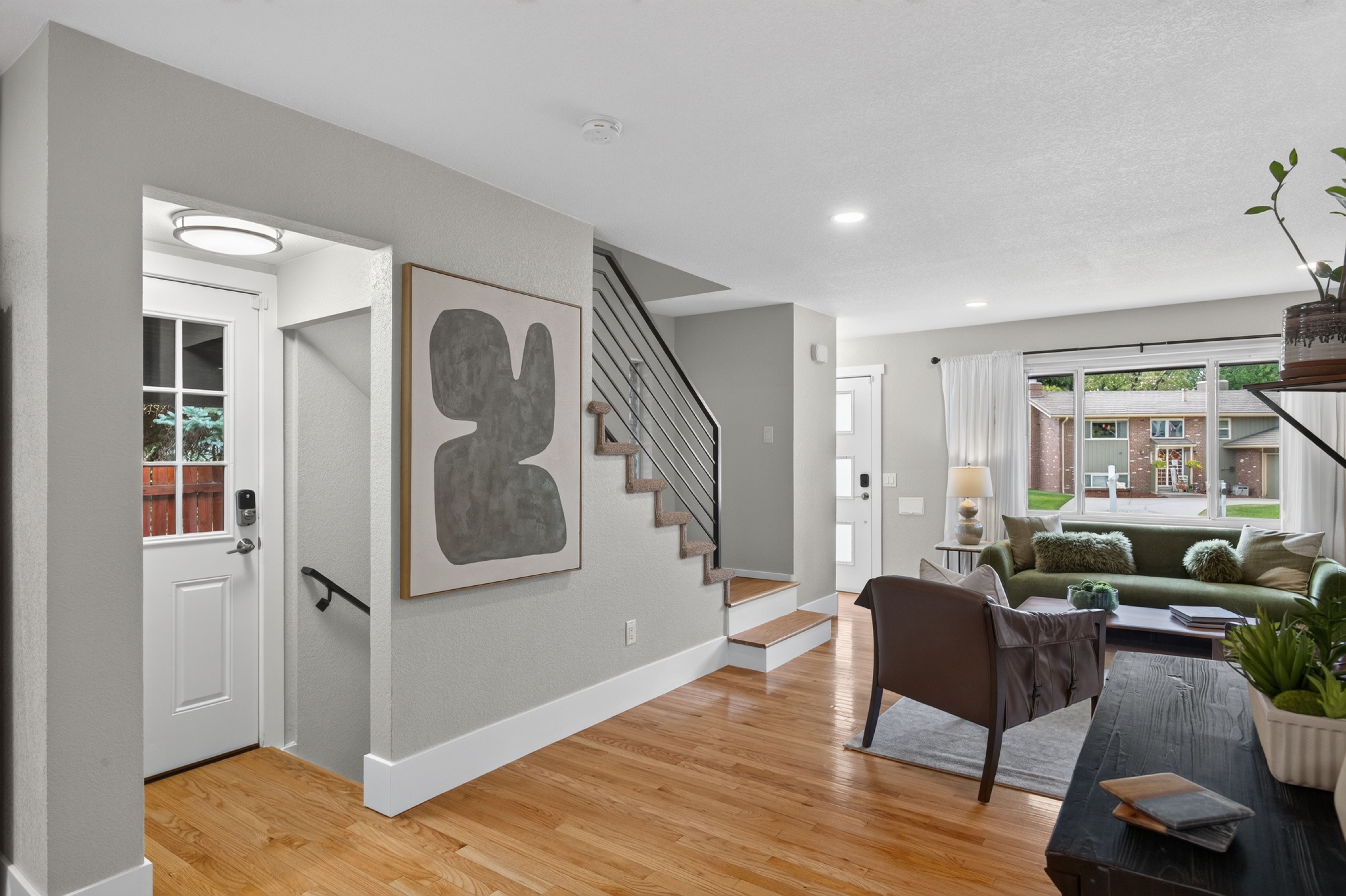  Updated, move-in ready home offers a bright, inviting floor plan - 物件實景