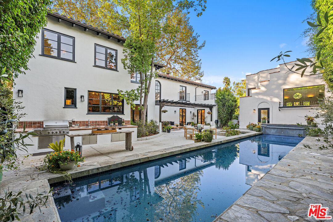 Los Angeles, California, 90004, United States, 4 Bedrooms Bedrooms, ,5 BathroomsBathrooms,Residential,For Sale,1989433