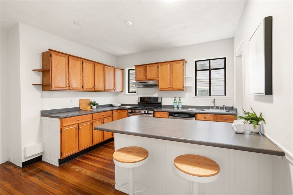 Cambridge, Massachusetts, 02140, United States, 2 Bedrooms Bedrooms, ,1 BathroomBathrooms,Residential,For Sale,1996055