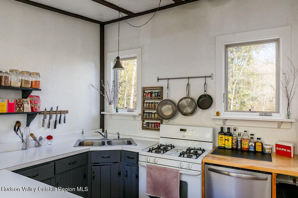 Woodstock, New York, 12498, United States, 2 Bedrooms Bedrooms, ,3 BathroomsBathrooms,Residential,For Sale,1965588