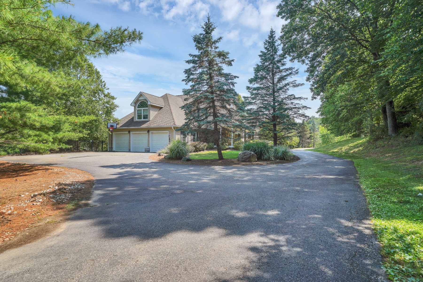  Custom Built Colonial Home with Mountain Views and Exceptional Outdoor Setting - 物件實景